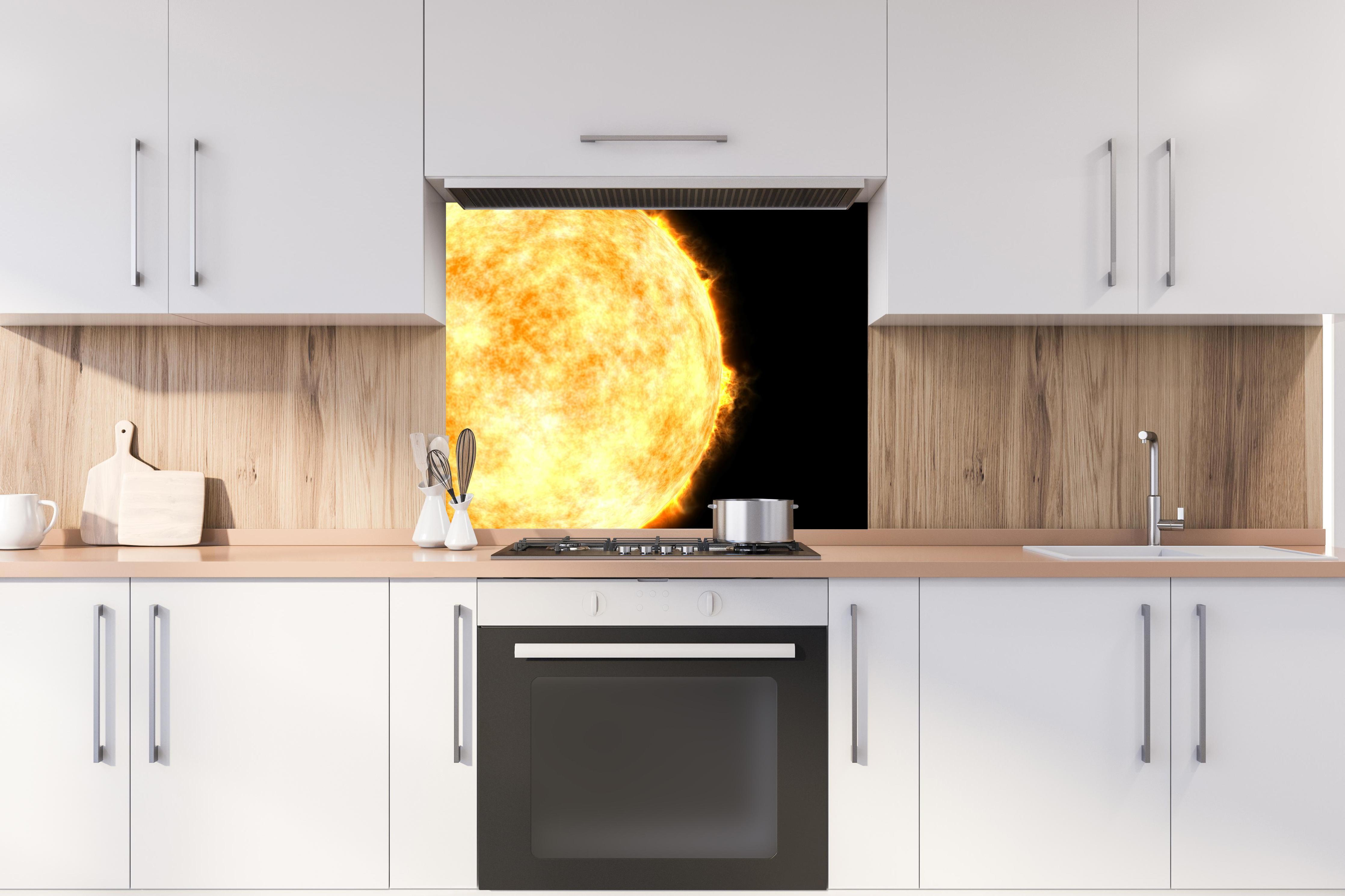 Spritzschutz - Sonne auf Schwarzem Hintergrund hinter stilvollem Gasherd unter Dunstabzugshaube