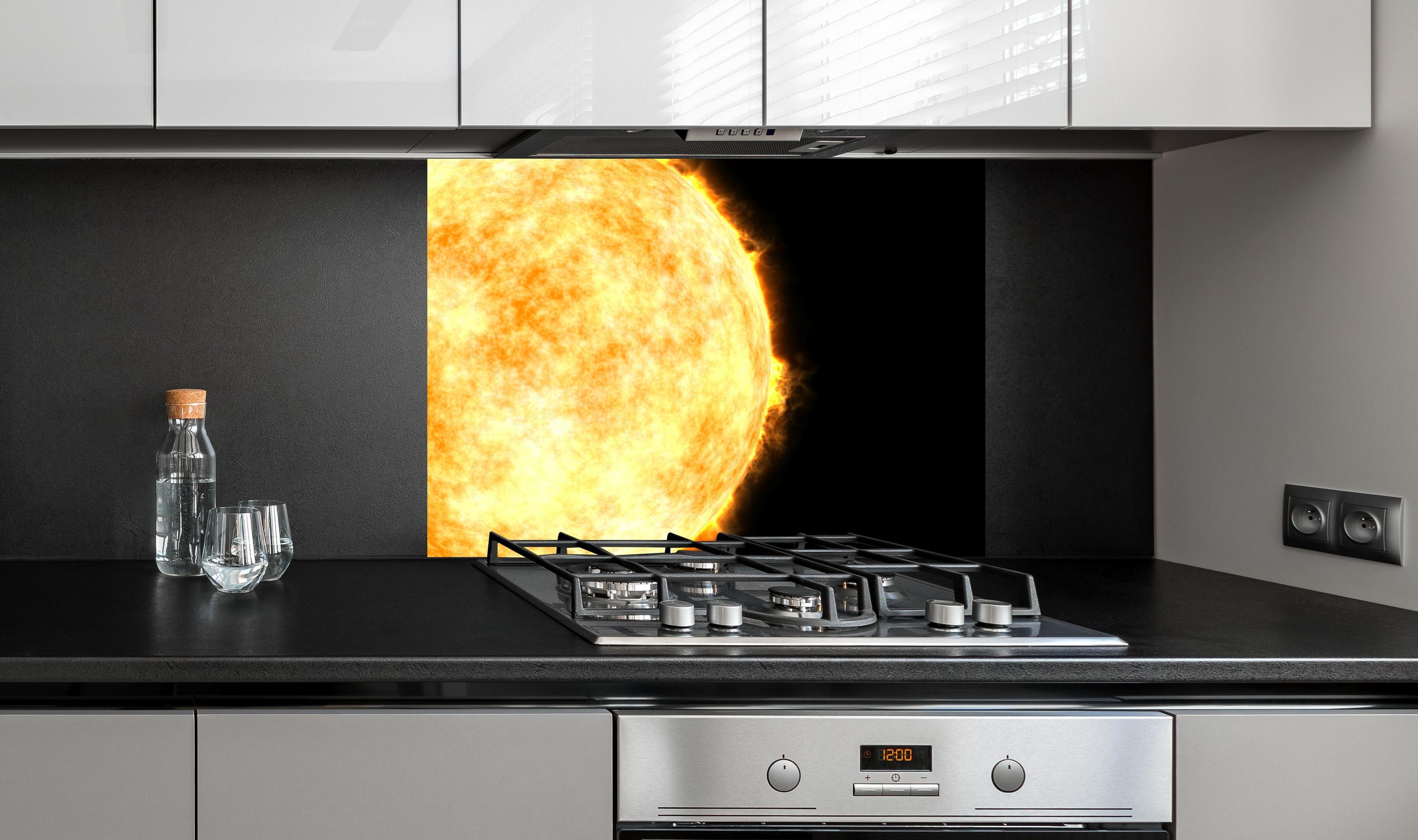 Spritzschutz - Sonne auf Schwarzem Hintergrund an edler Anthrazit-Wand hinter silbernem Gasherd