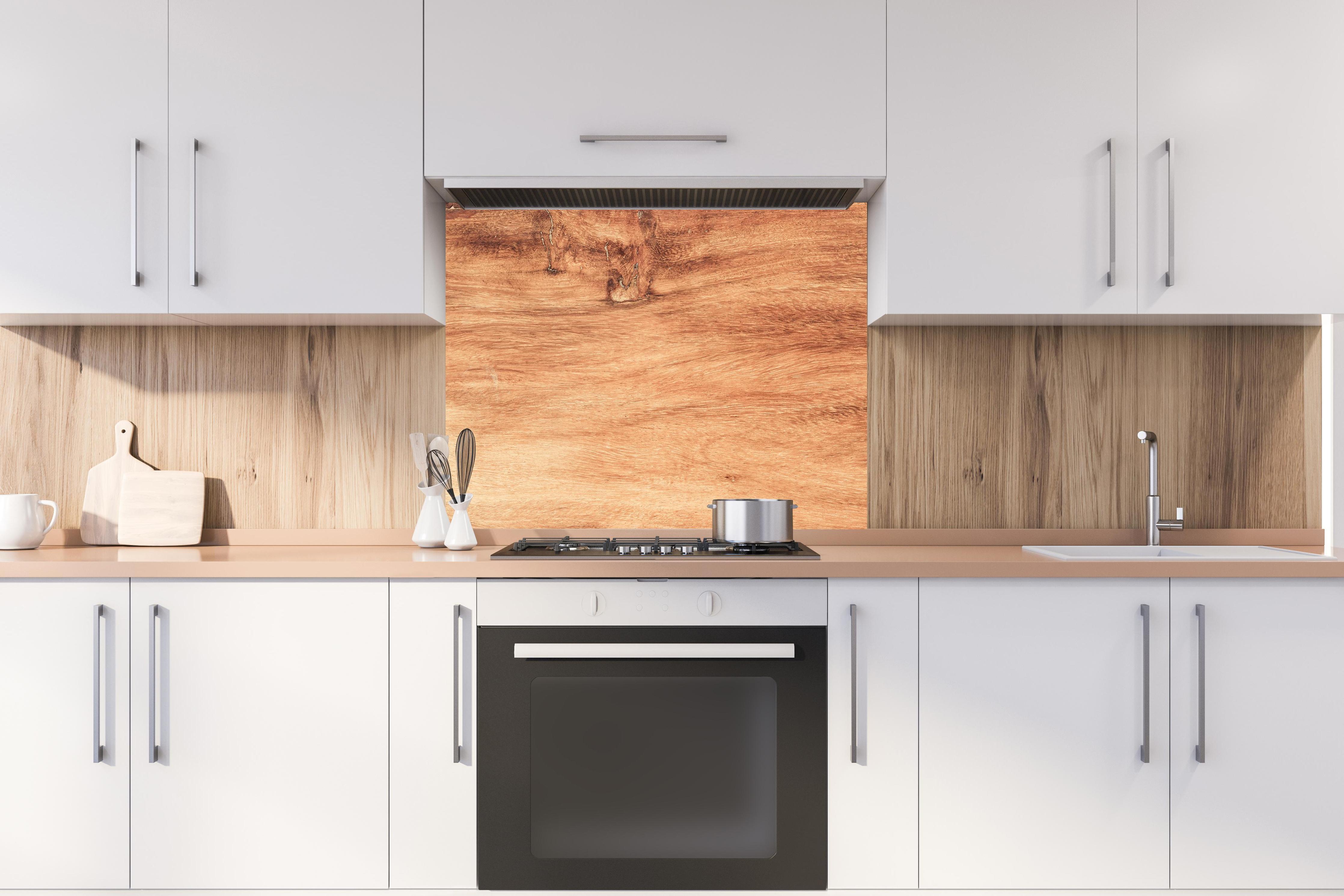 Spritzschutz - Teakholz mit natürlichem Muster hinter stilvollem Gasherd unter Dunstabzugshaube
