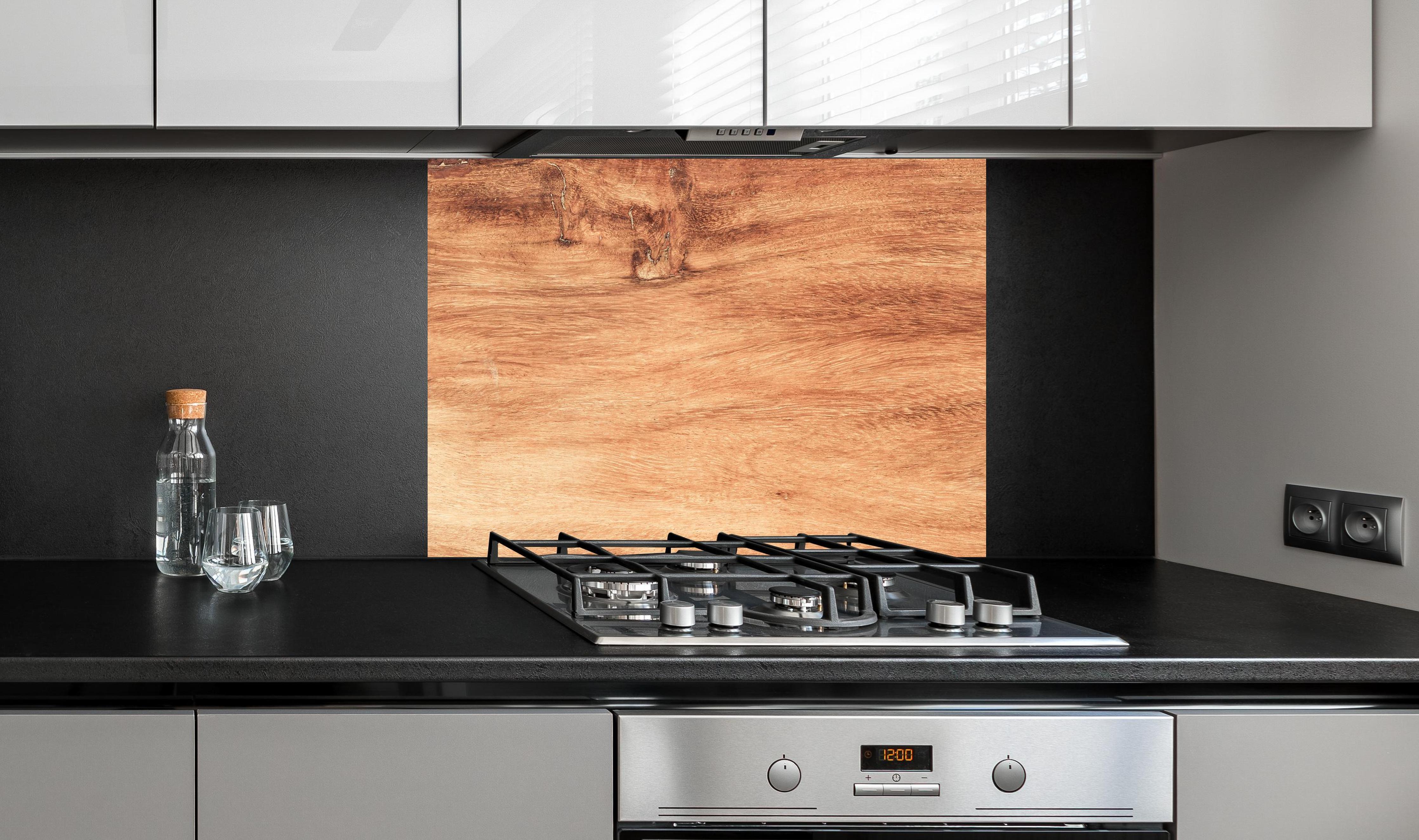 Spritzschutz - Teakholz mit natürlichem Muster an edler Anthrazit-Wand hinter silbernem Gasherd
