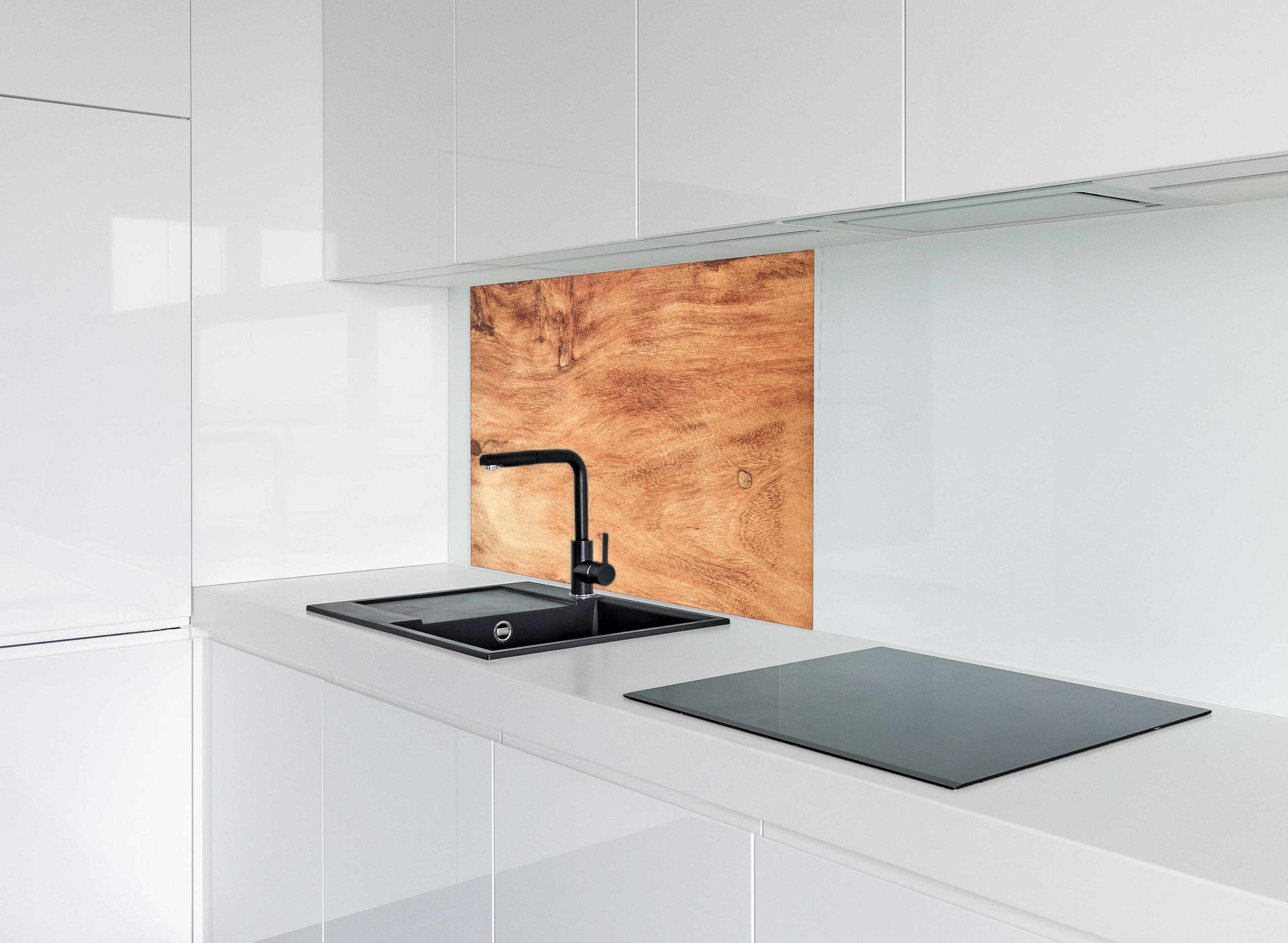 Spritzschutz - Teakholz mit natürlichem Muster hinter modernem schwarz-matten Spülbecken in weißer Hochglanz-Küche
