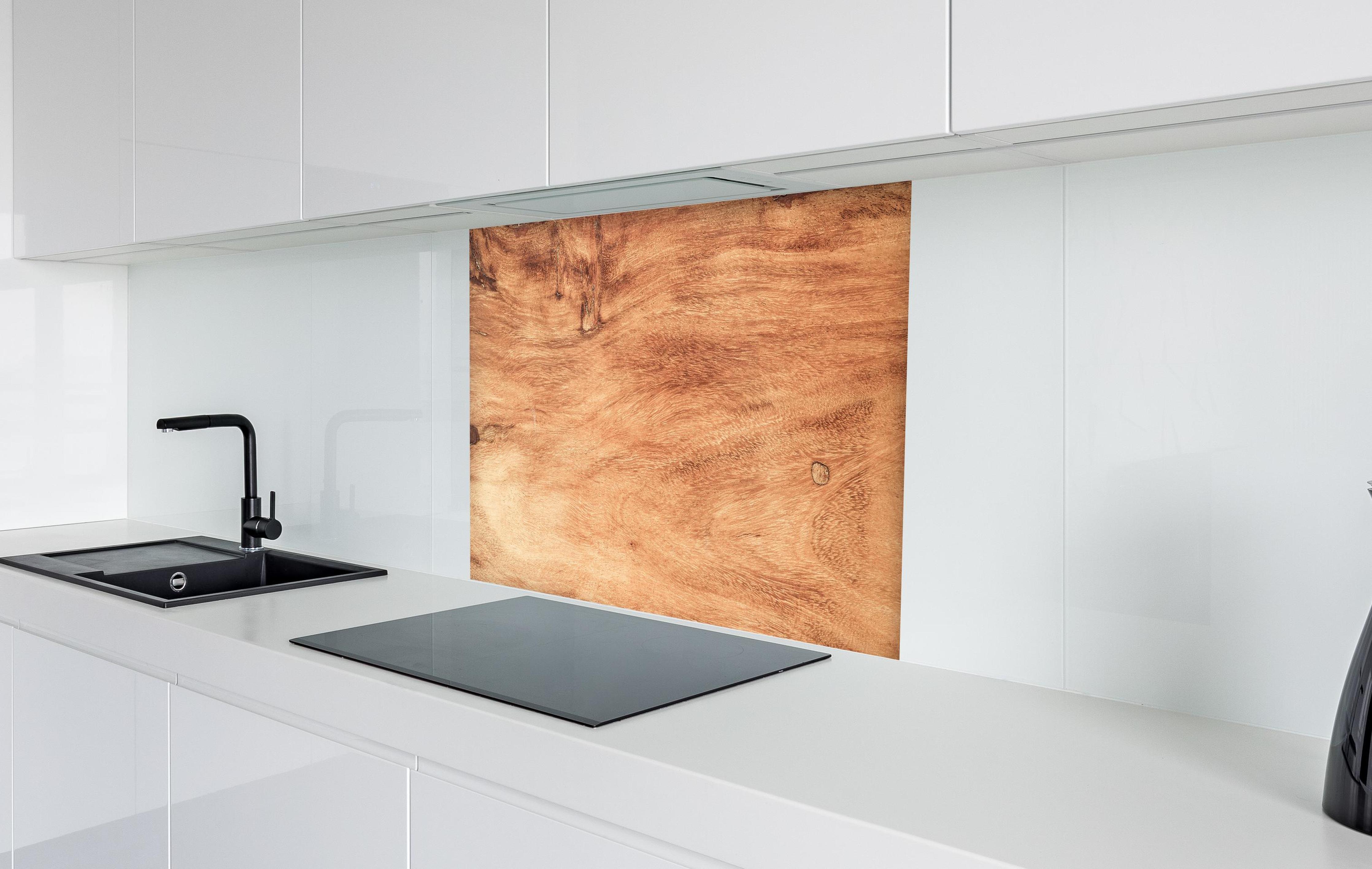 Spritzschutz - Teakholz mit natürlichem Muster in weißer Hochglanz-Küche hinter einem Cerankochfeld