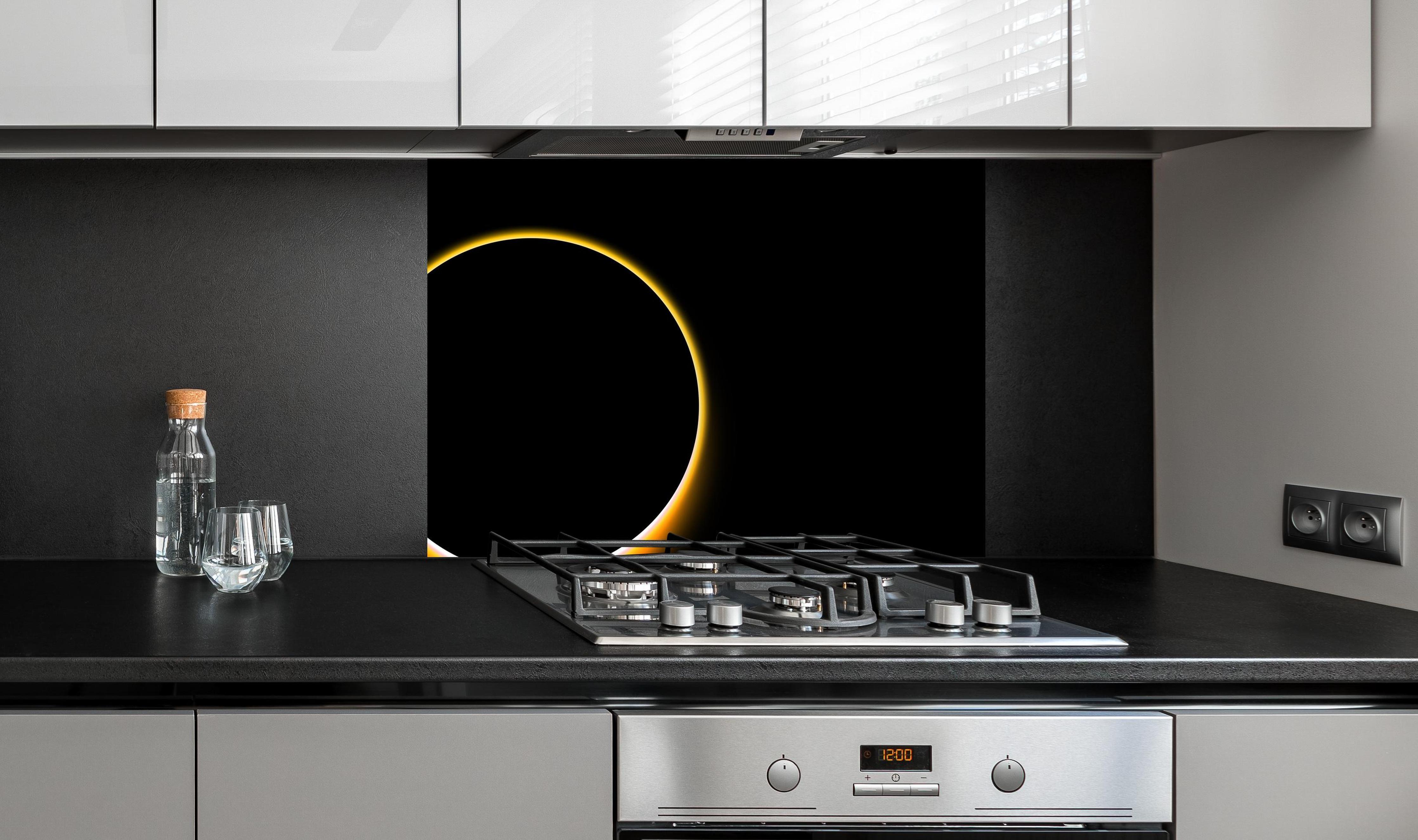Spritzschutz - Totale Sonnenfinsternis an edler Anthrazit-Wand hinter silbernem Gasherd
