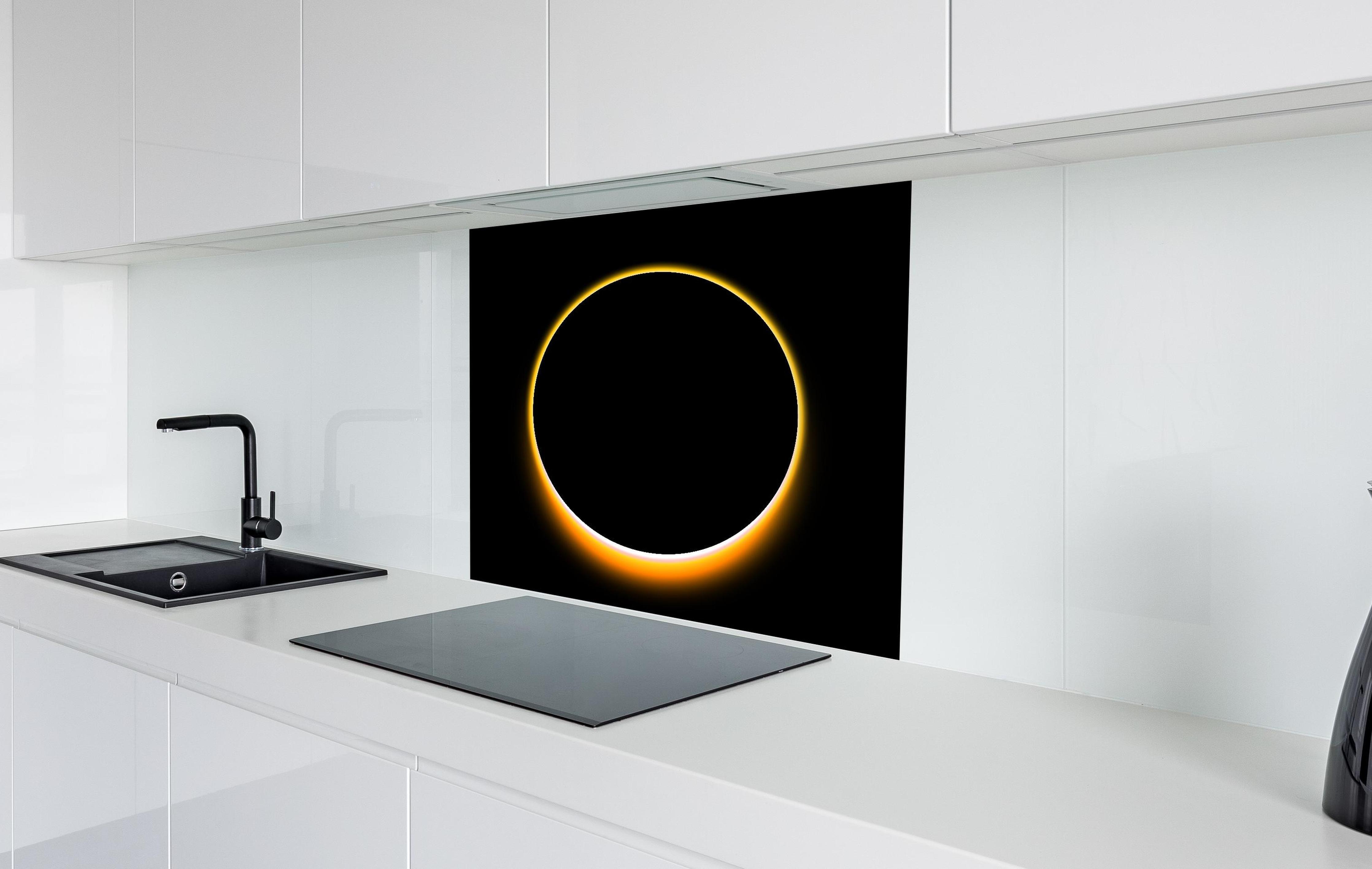 Spritzschutz - Totale Sonnenfinsternis in weißer Hochglanz-Küche hinter einem Cerankochfeld