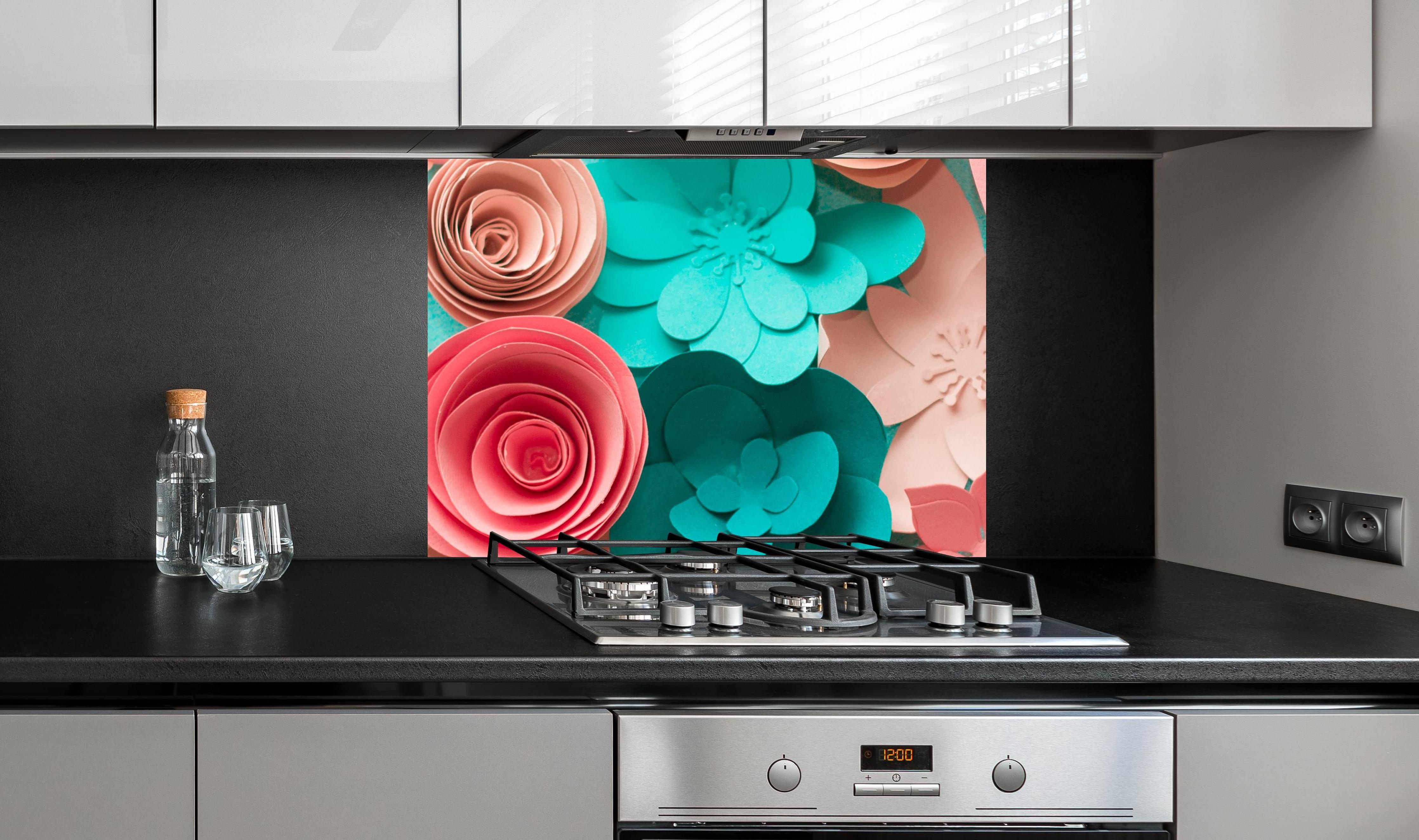 Spritzschutz - bunte Papier Blumen Komposition an edler Anthrazit-Wand hinter silbernem Gasherd