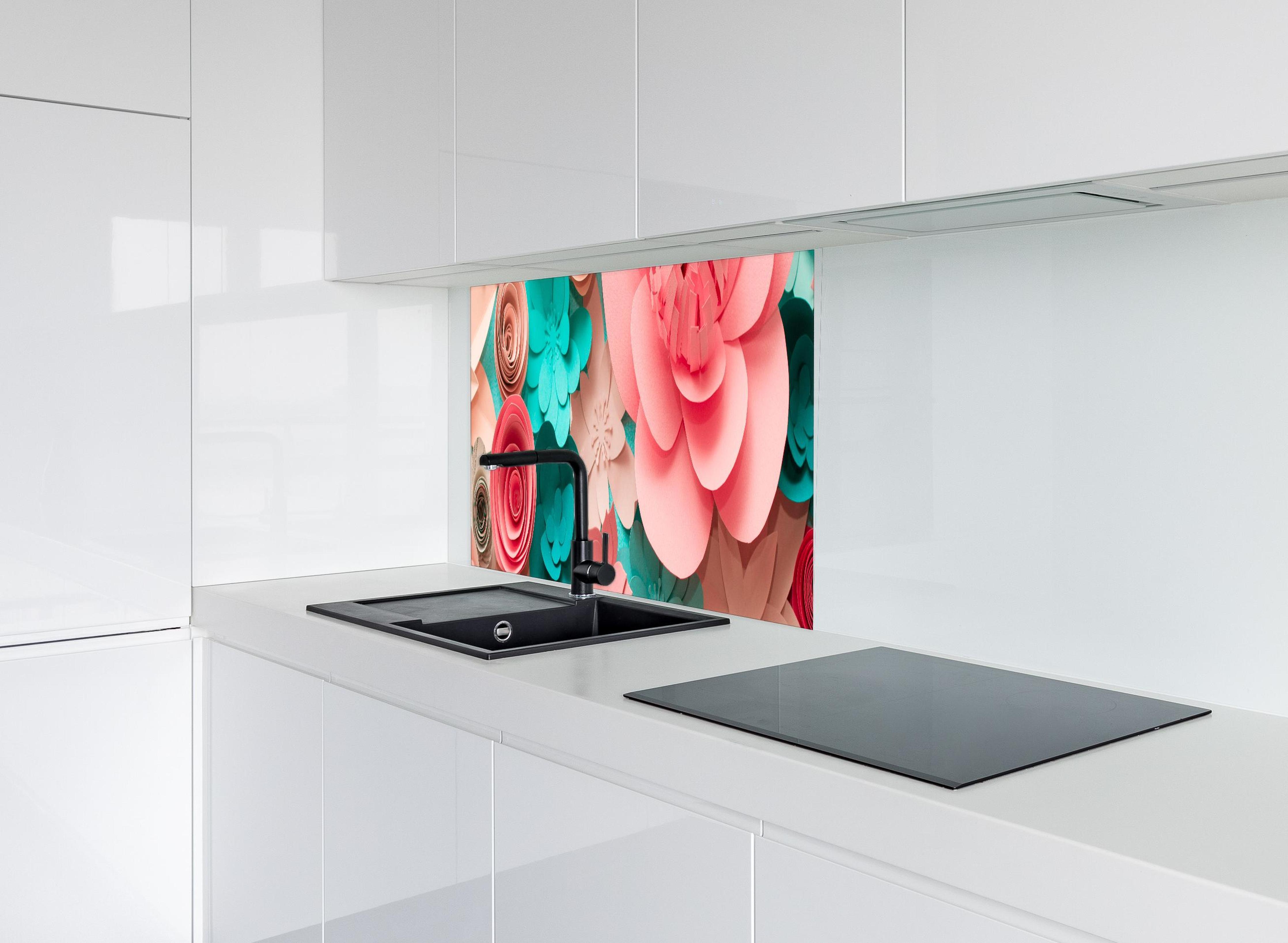 Spritzschutz - bunte Papier Blumen Komposition hinter modernem schwarz-matten Spülbecken in weißer Hochglanz-Küche