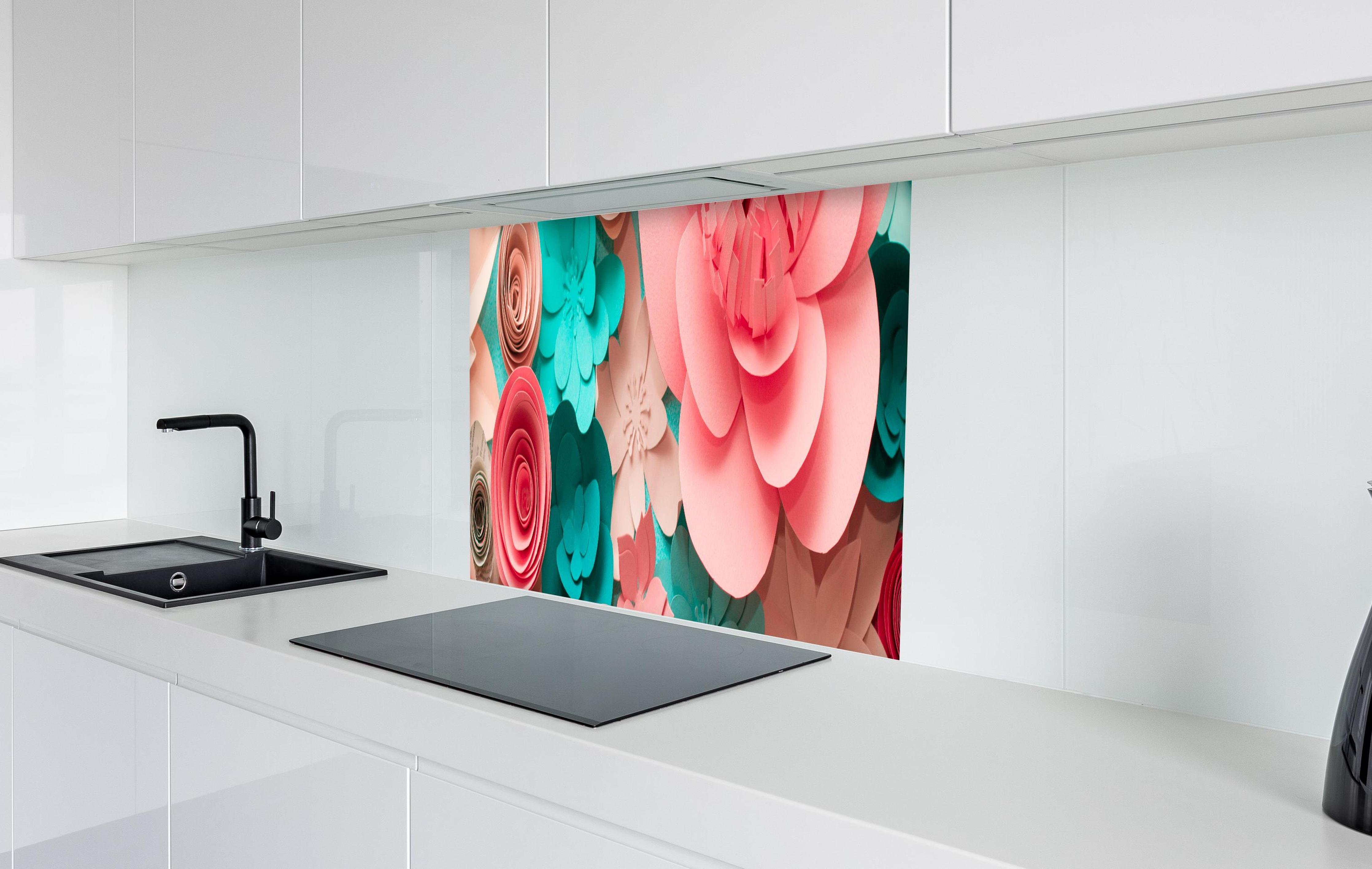 Spritzschutz - bunte Papier Blumen Komposition in weißer Hochglanz-Küche hinter einem Cerankochfeld