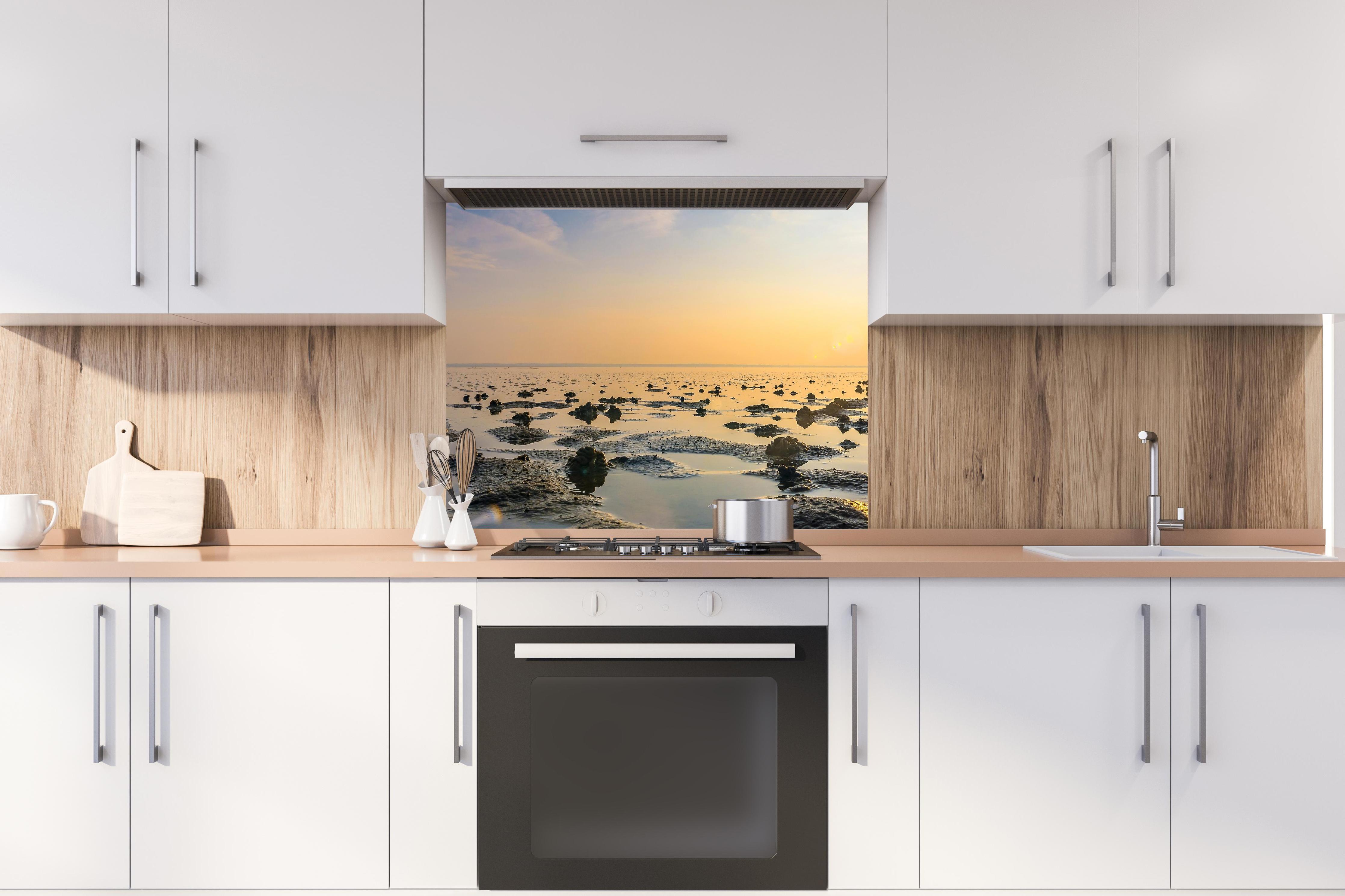Spritzschutz - endlose Küste der Nordsee hinter stilvollem Gasherd unter Dunstabzugshaube