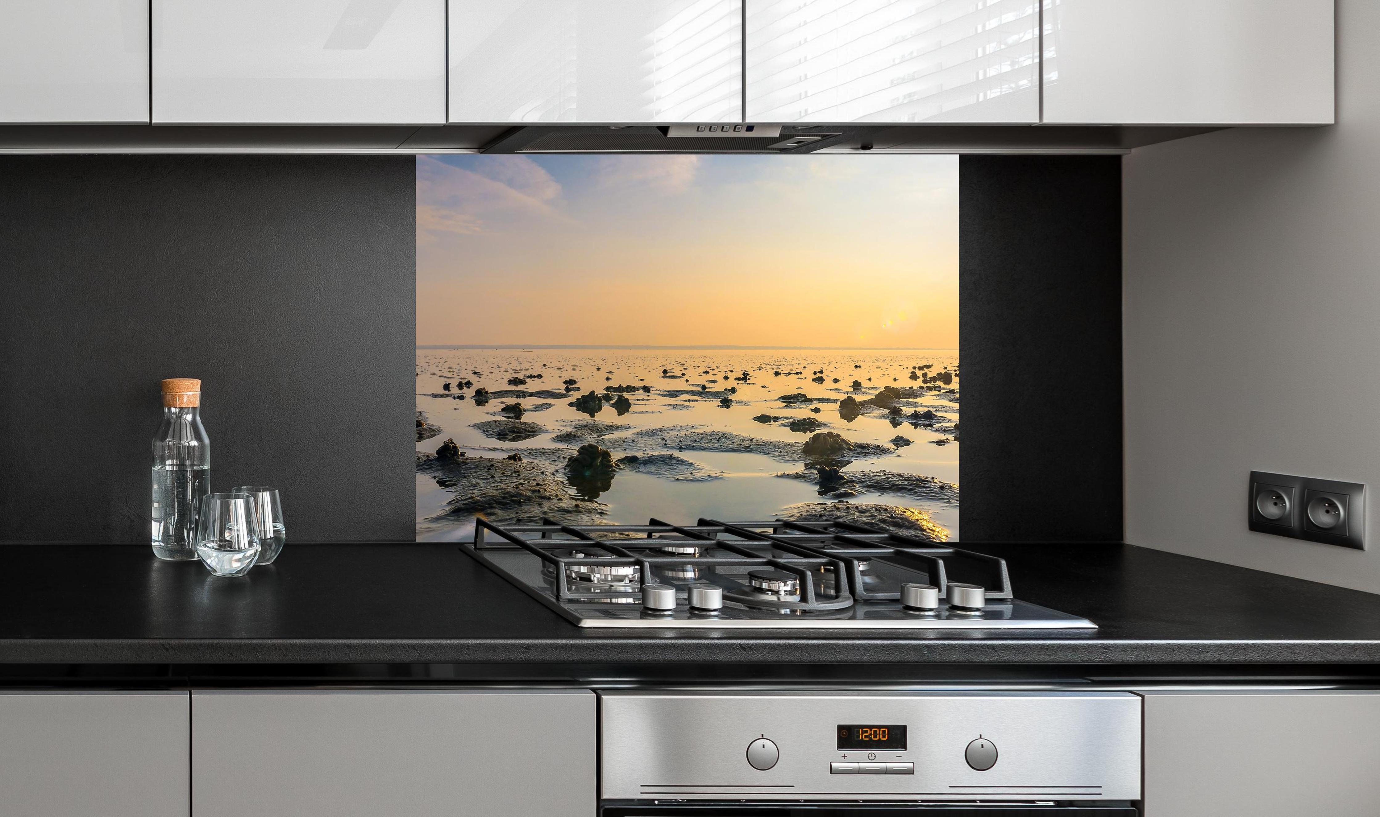 Spritzschutz - endlose Küste der Nordsee an edler Anthrazit-Wand hinter silbernem Gasherd