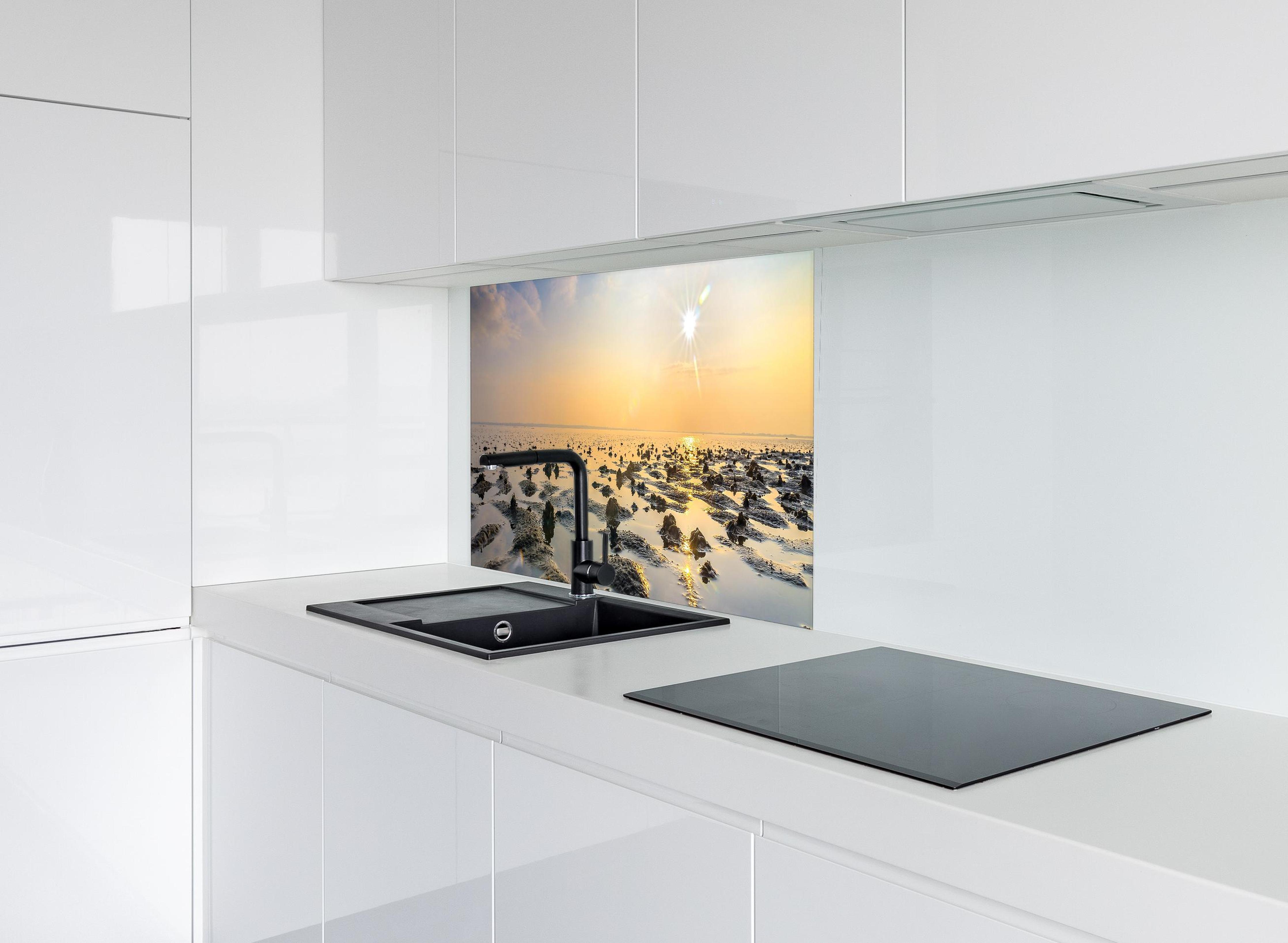 Spritzschutz - endlose Küste der Nordsee hinter modernem schwarz-matten Spülbecken in weißer Hochglanz-Küche