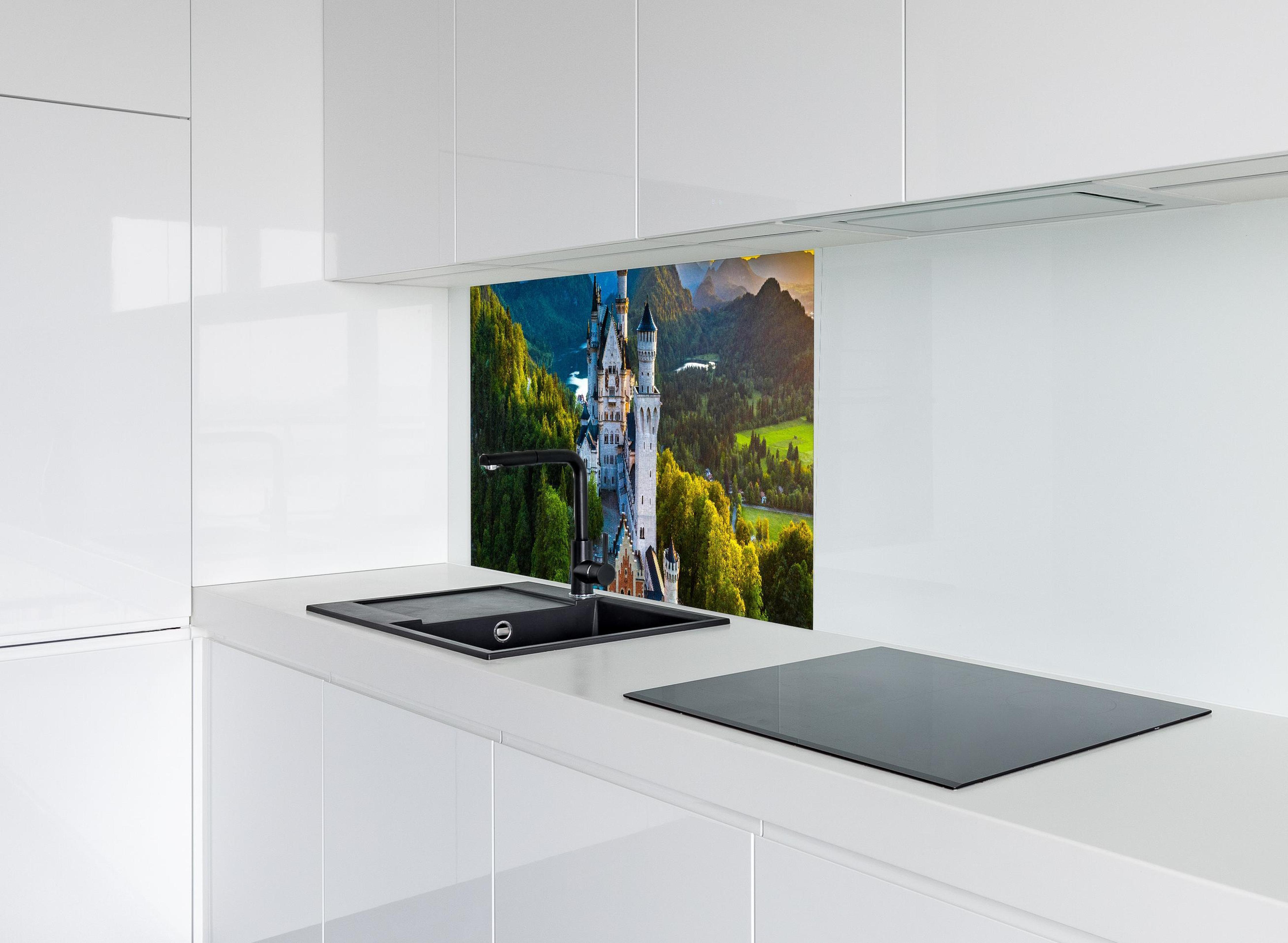 Spritzschutz - glanzvolles Märchenschloss Neuschwanstein hinter modernem schwarz-matten Spülbecken in weißer Hochglanz-Küche
