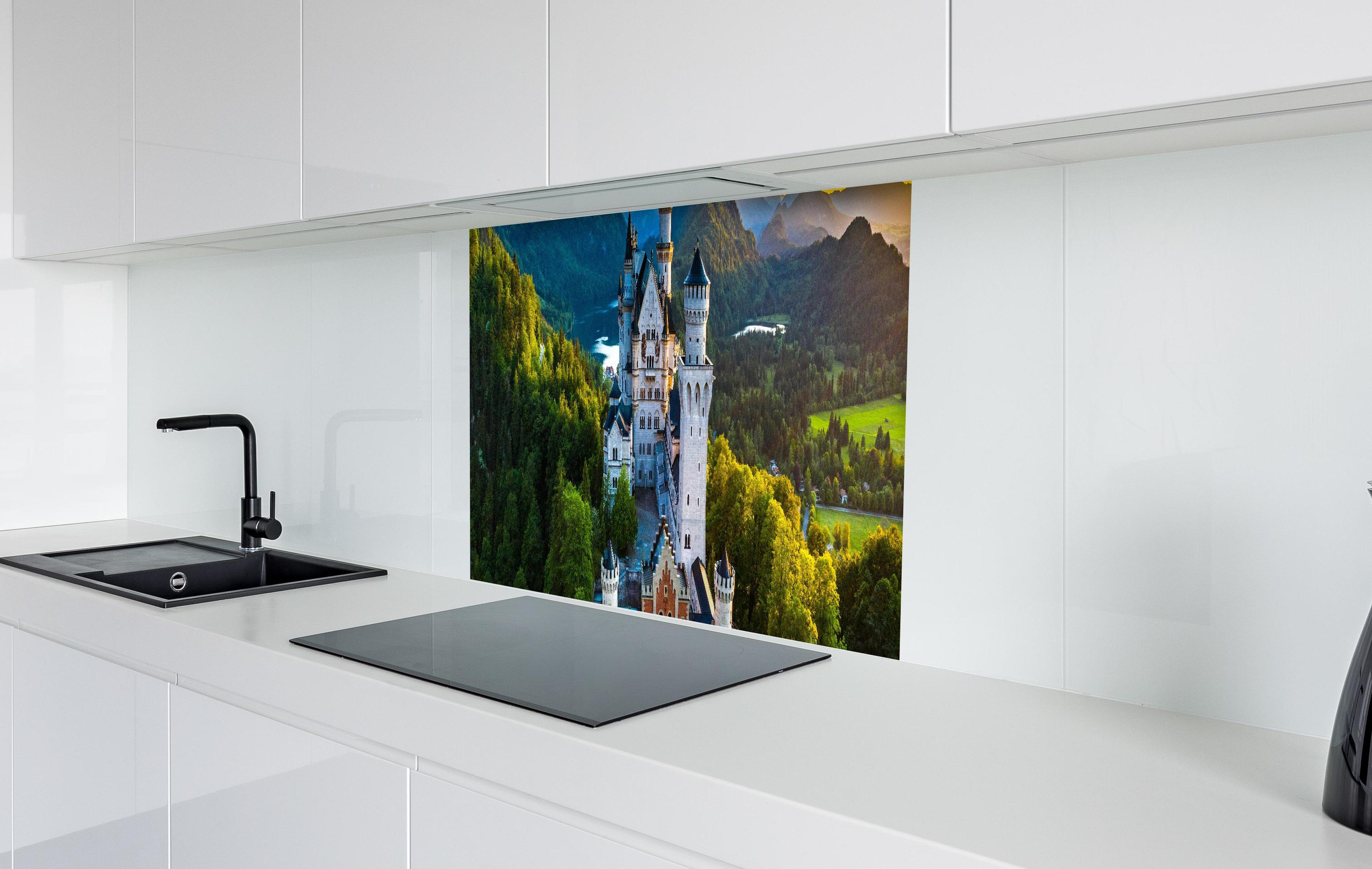 Spritzschutz - glanzvolles Märchenschloss Neuschwanstein in weißer Hochglanz-Küche hinter einem Cerankochfeld