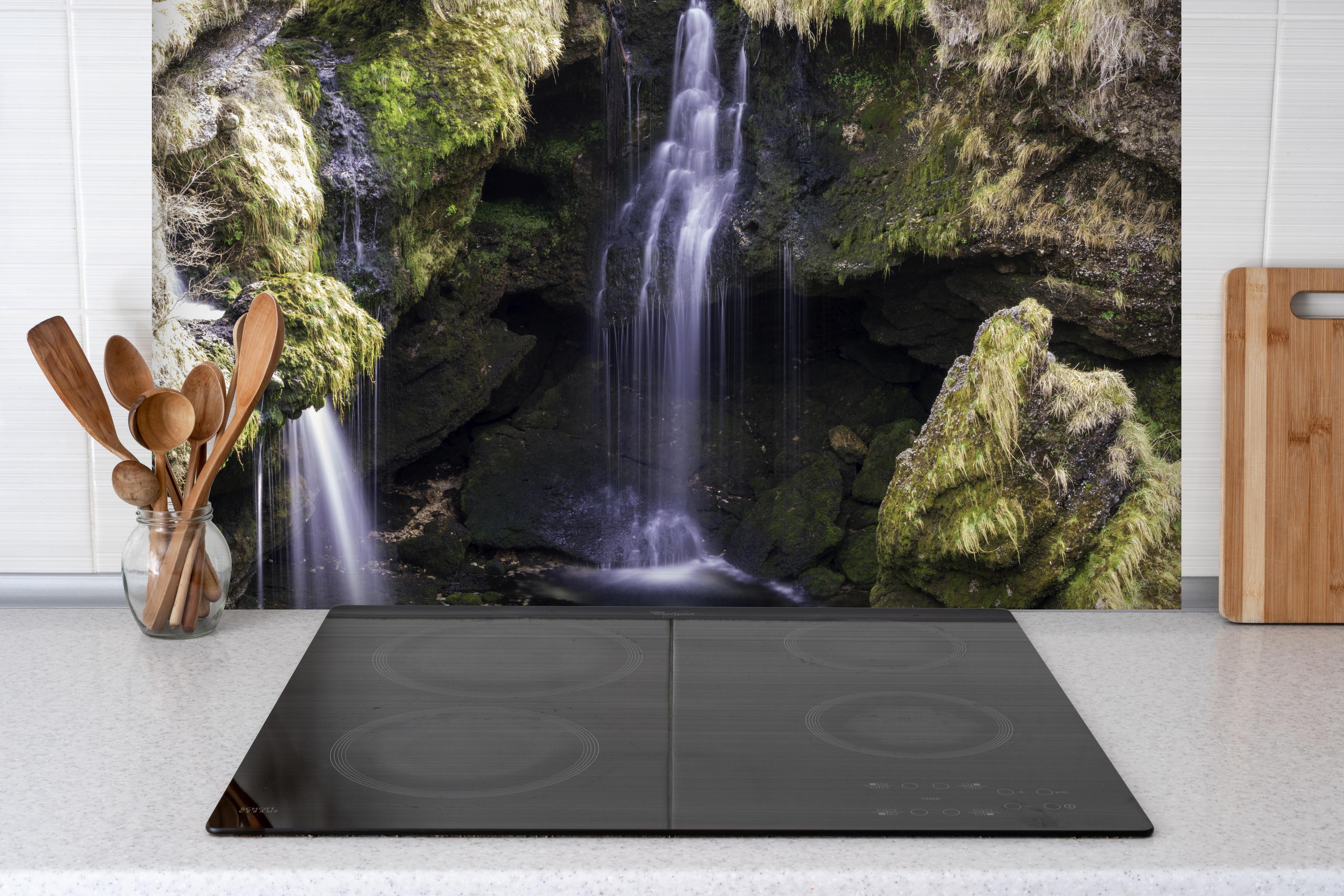Spritzschutz - harmonische Traunfall Wasserfälle hinter einem Cerankochfeld zwischen Holz-Kochutensilien