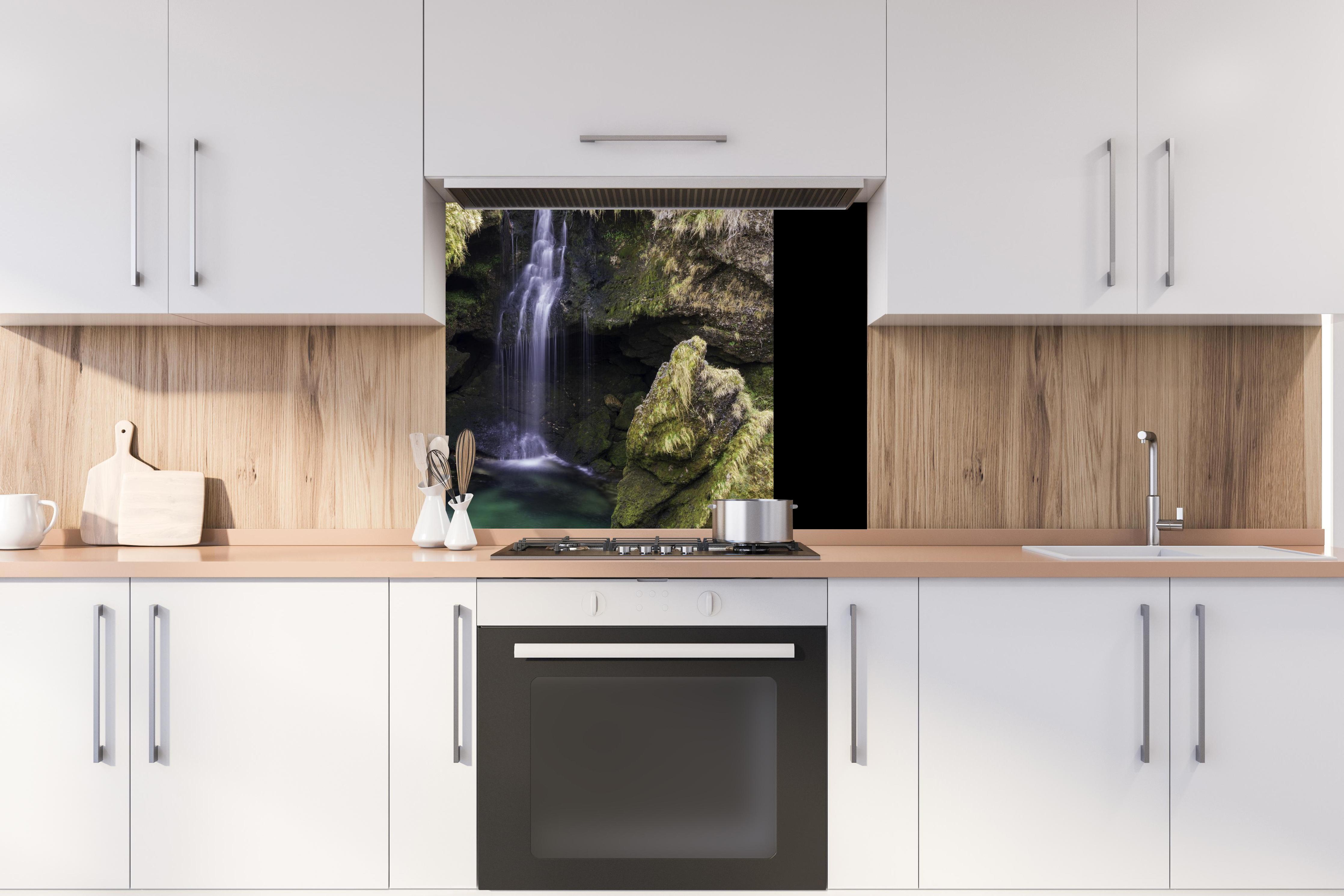 Spritzschutz - harmonische Traunfall Wasserfälle hinter stilvollem Gasherd unter Dunstabzugshaube