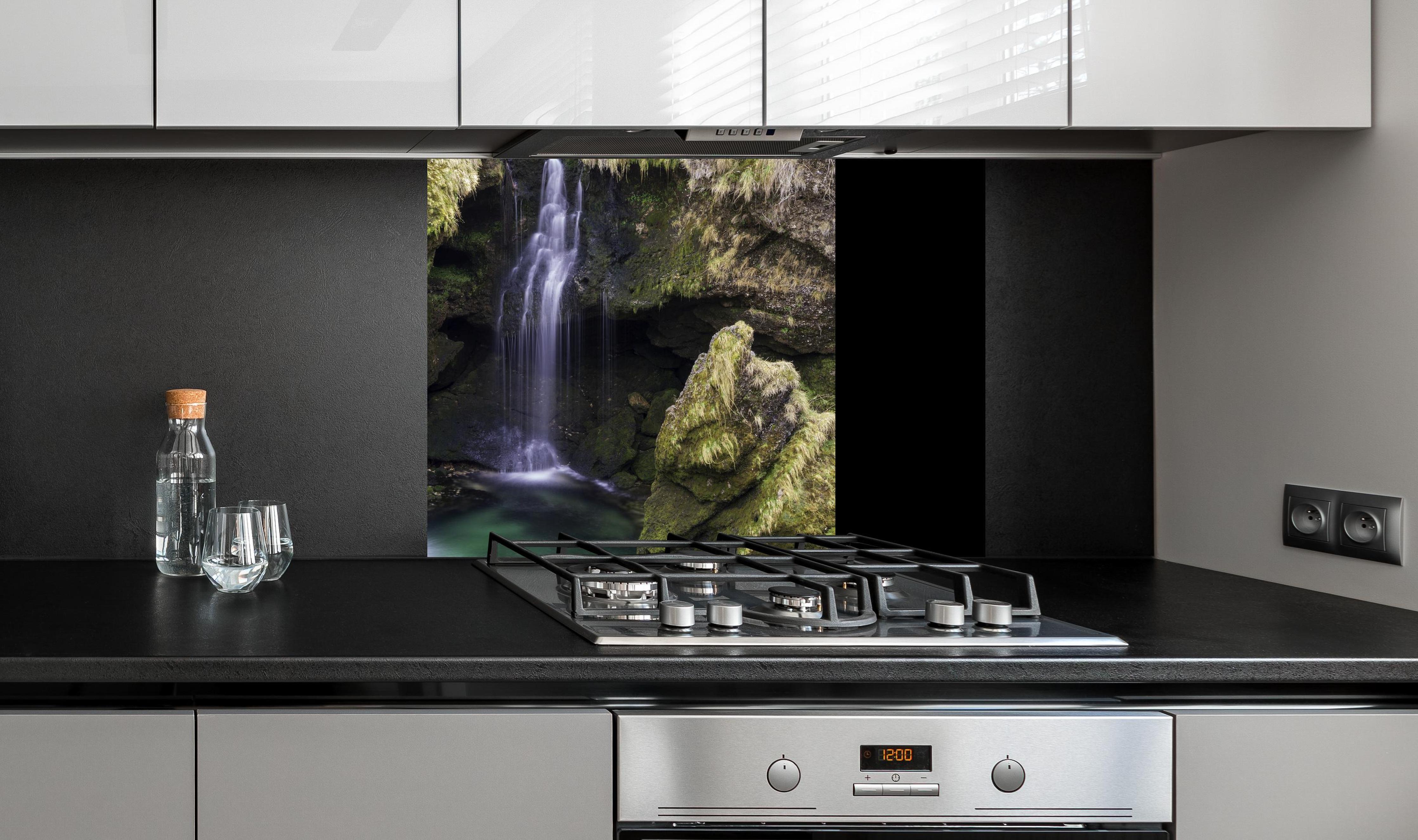 Spritzschutz - harmonische Traunfall Wasserfälle an edler Anthrazit-Wand hinter silbernem Gasherd
