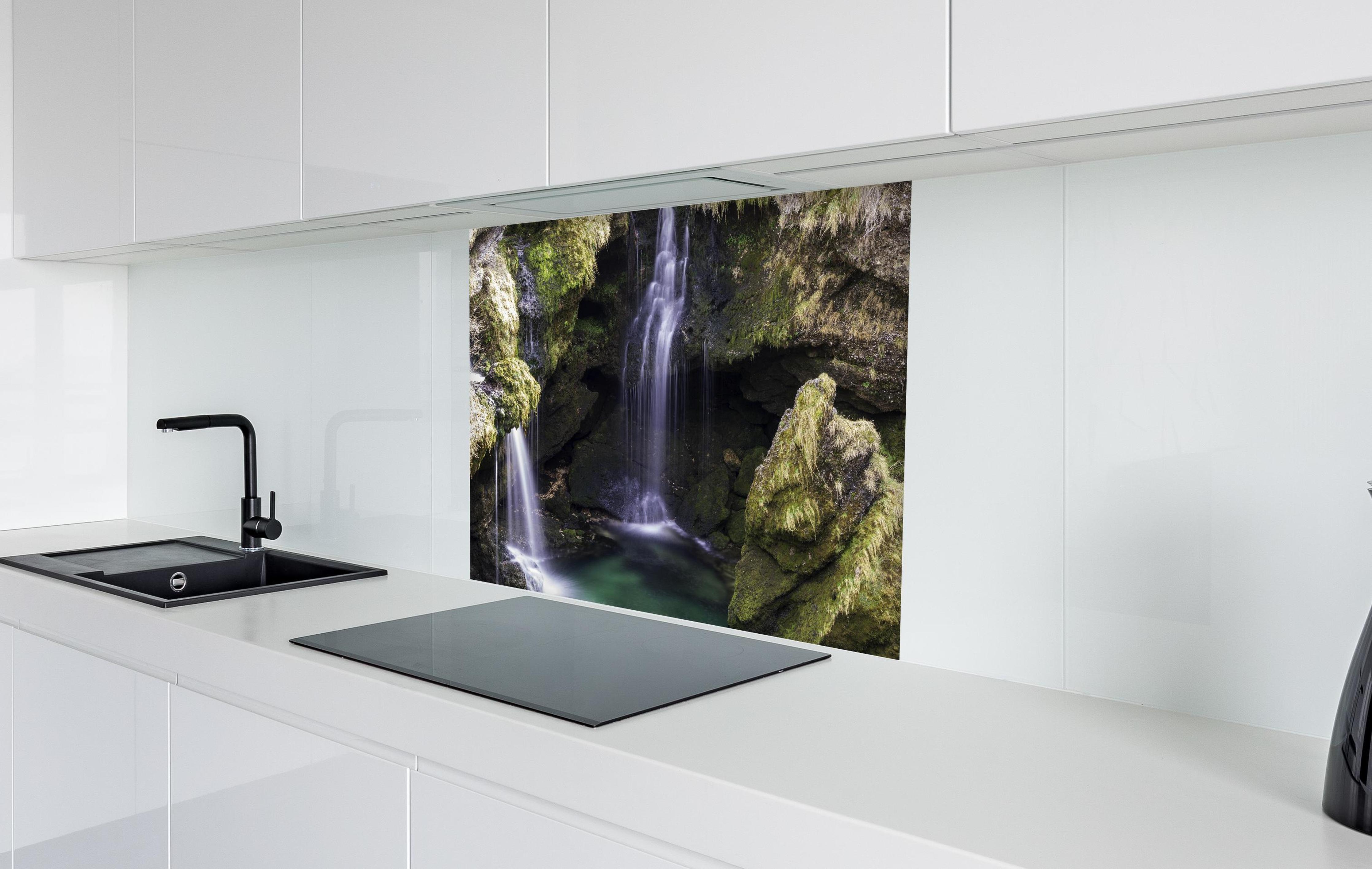 Spritzschutz - harmonische Traunfall Wasserfälle in weißer Hochglanz-Küche hinter einem Cerankochfeld