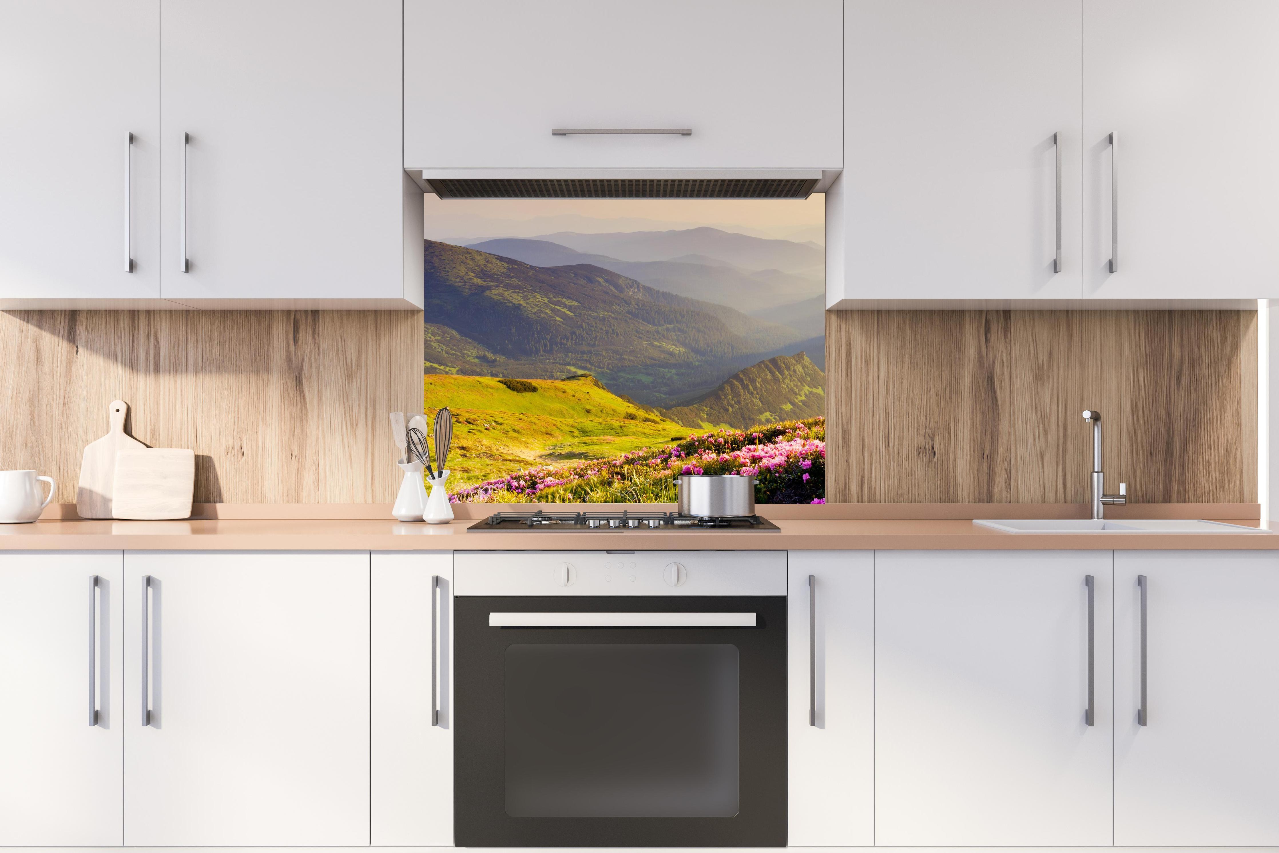 Spritzschutz - ruhige Berglandschaft in der Schweiz hinter stilvollem Gasherd unter Dunstabzugshaube