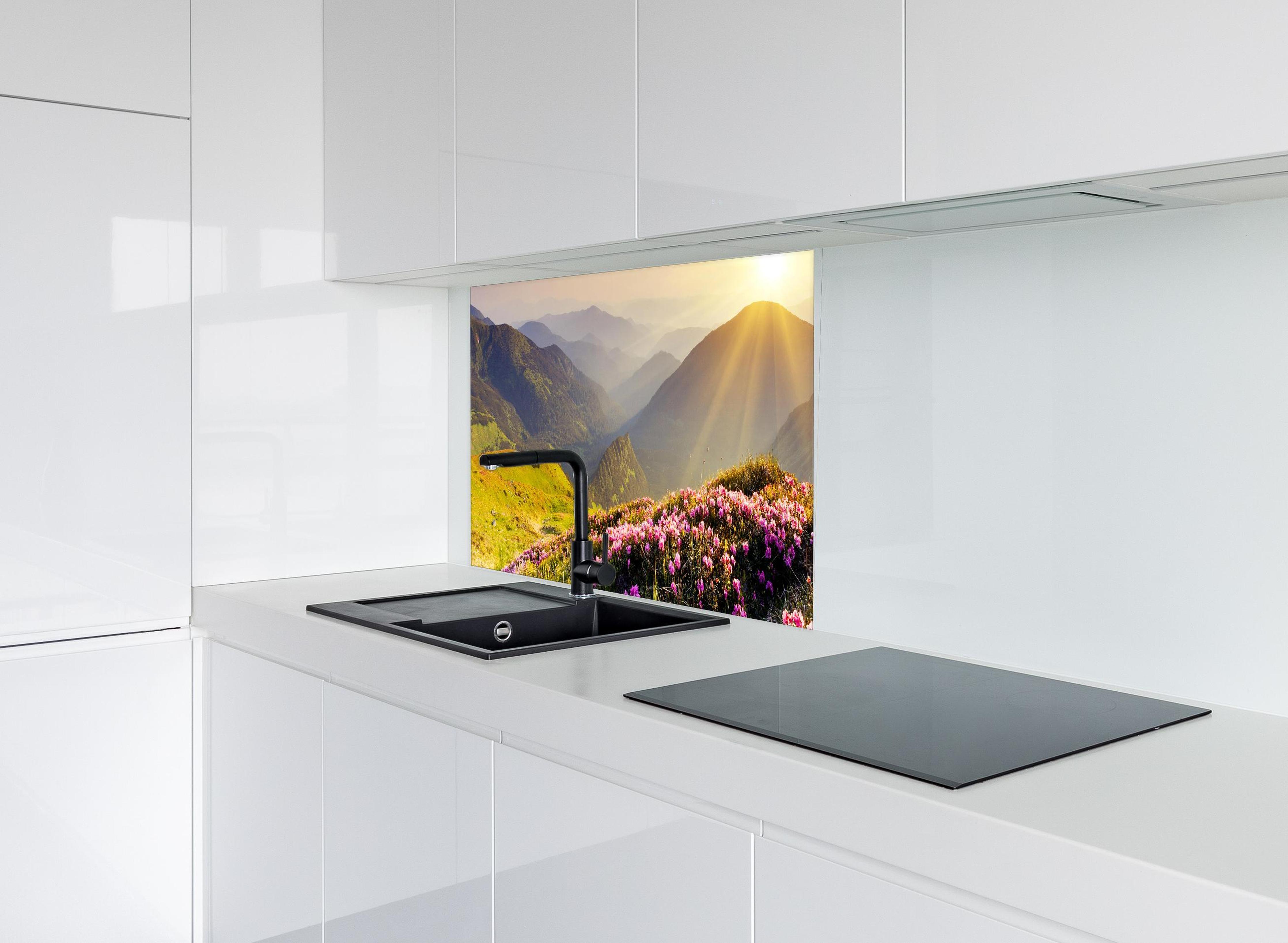 Spritzschutz - ruhige Berglandschaft in der Schweiz hinter modernem schwarz-matten Spülbecken in weißer Hochglanz-Küche