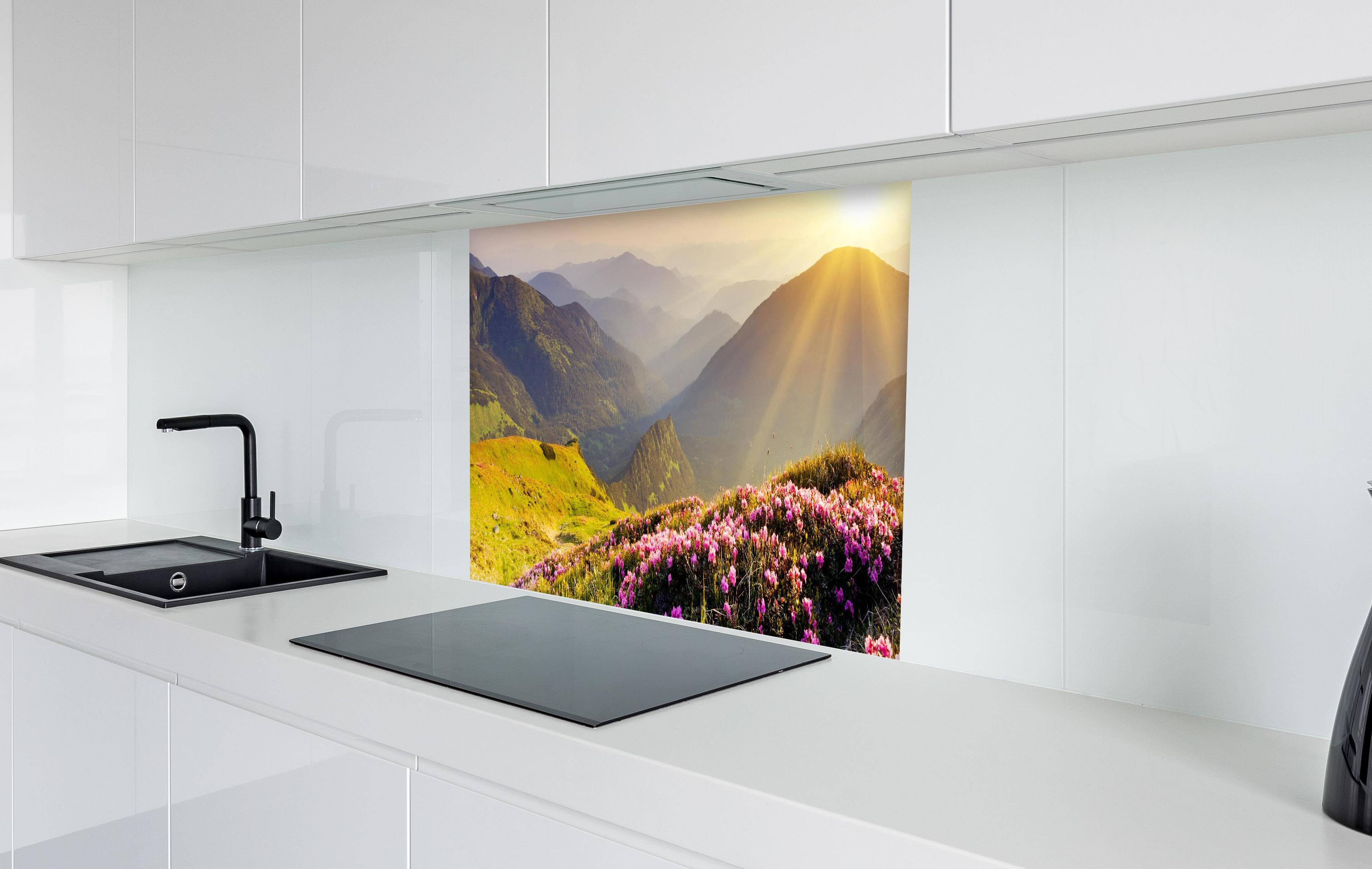 Spritzschutz - ruhige Berglandschaft in der Schweiz in weißer Hochglanz-Küche hinter einem Cerankochfeld