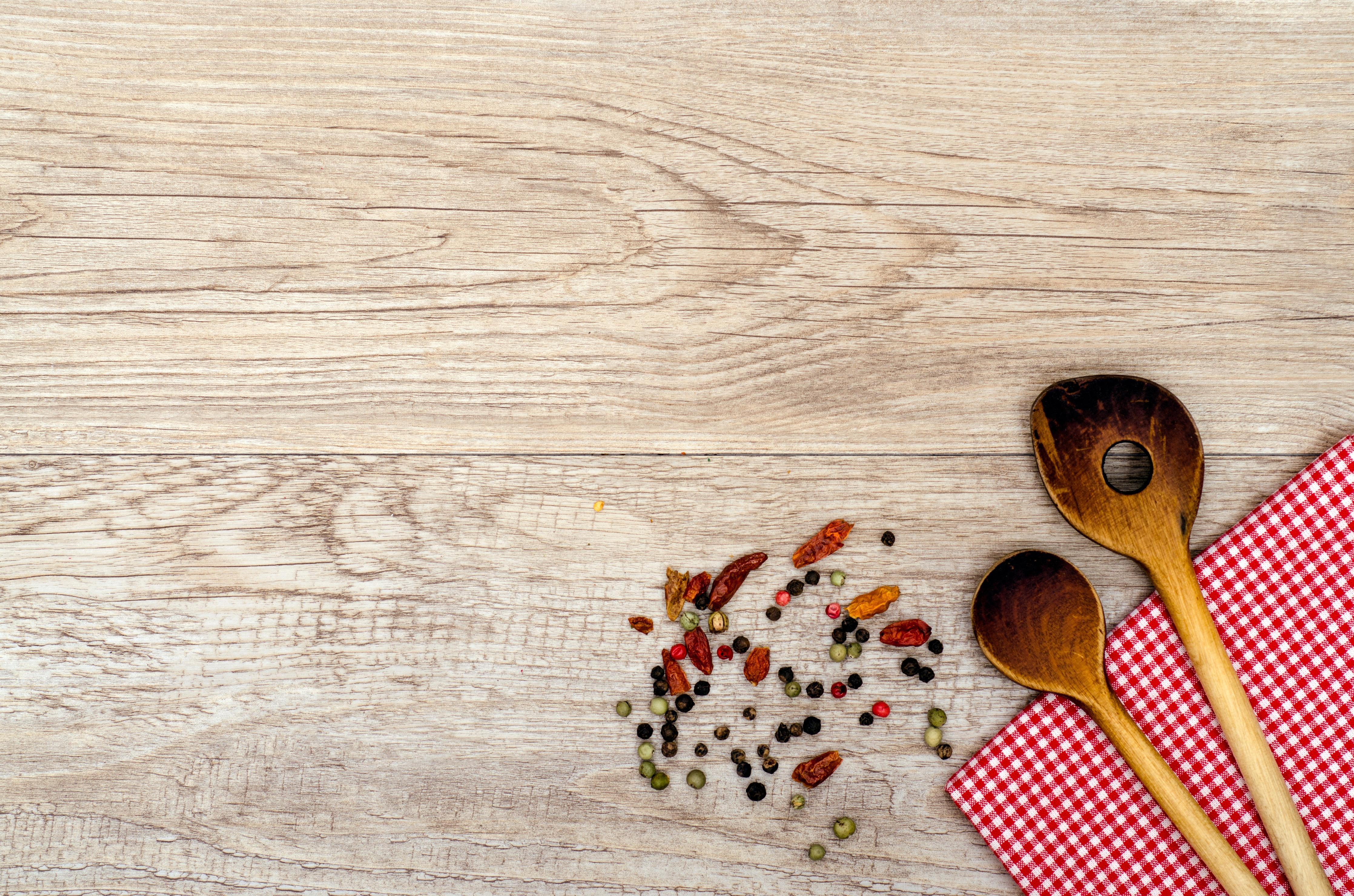 Spritzschutz- trockenes Gemüse durcheinander auf Holz