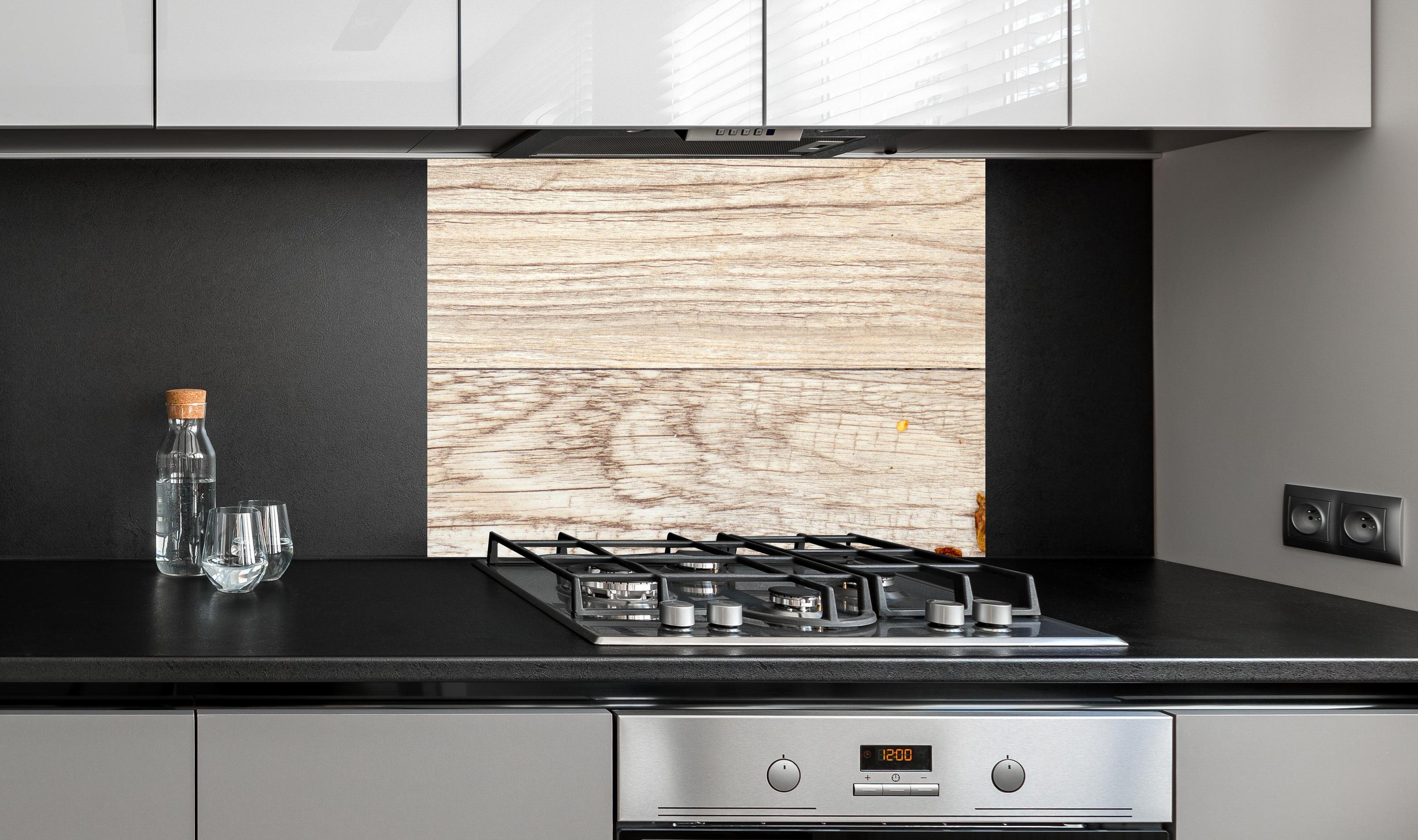 Spritzschutz - trockenes Gemüse durcheinander auf Holz an edler Anthrazit-Wand hinter silbernem Gasherd