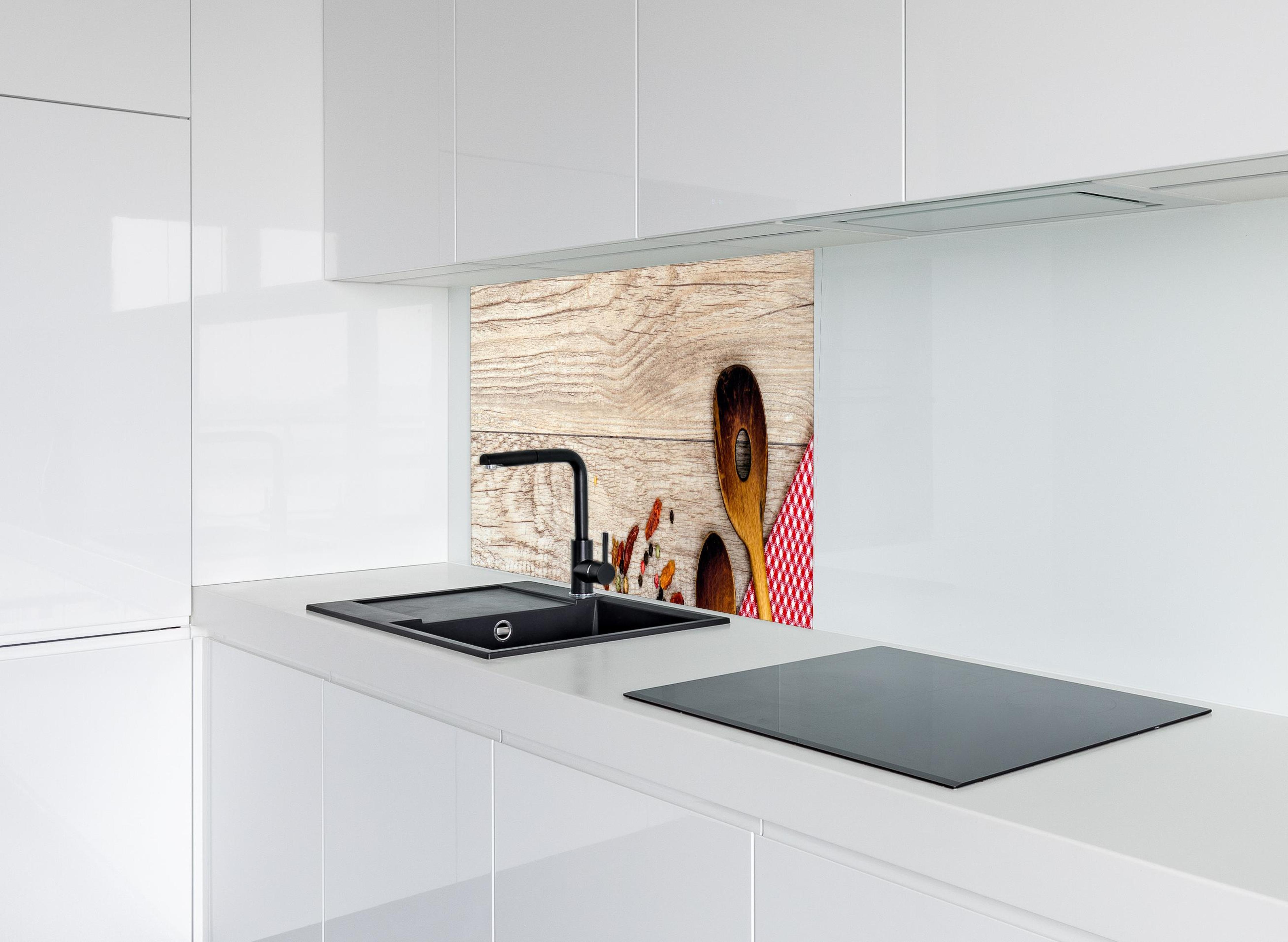 Spritzschutz - trockenes Gemüse durcheinander auf Holz hinter modernem schwarz-matten Spülbecken in weißer Hochglanz-Küche