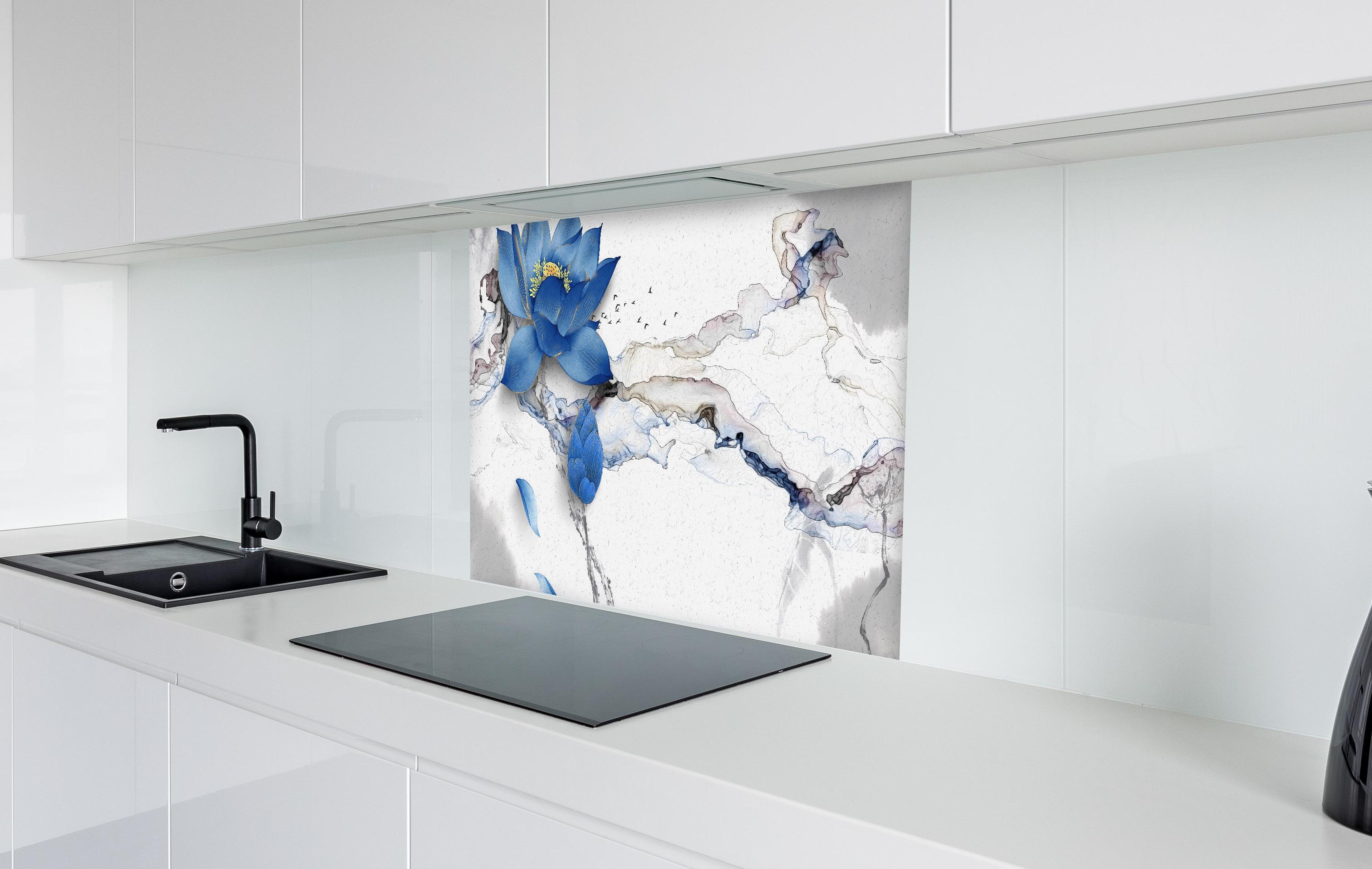 Spritzschutz - Abstrakte Illustration blauer Blume in weißer Hochglanz-Küche hinter einem Cerankochfeld