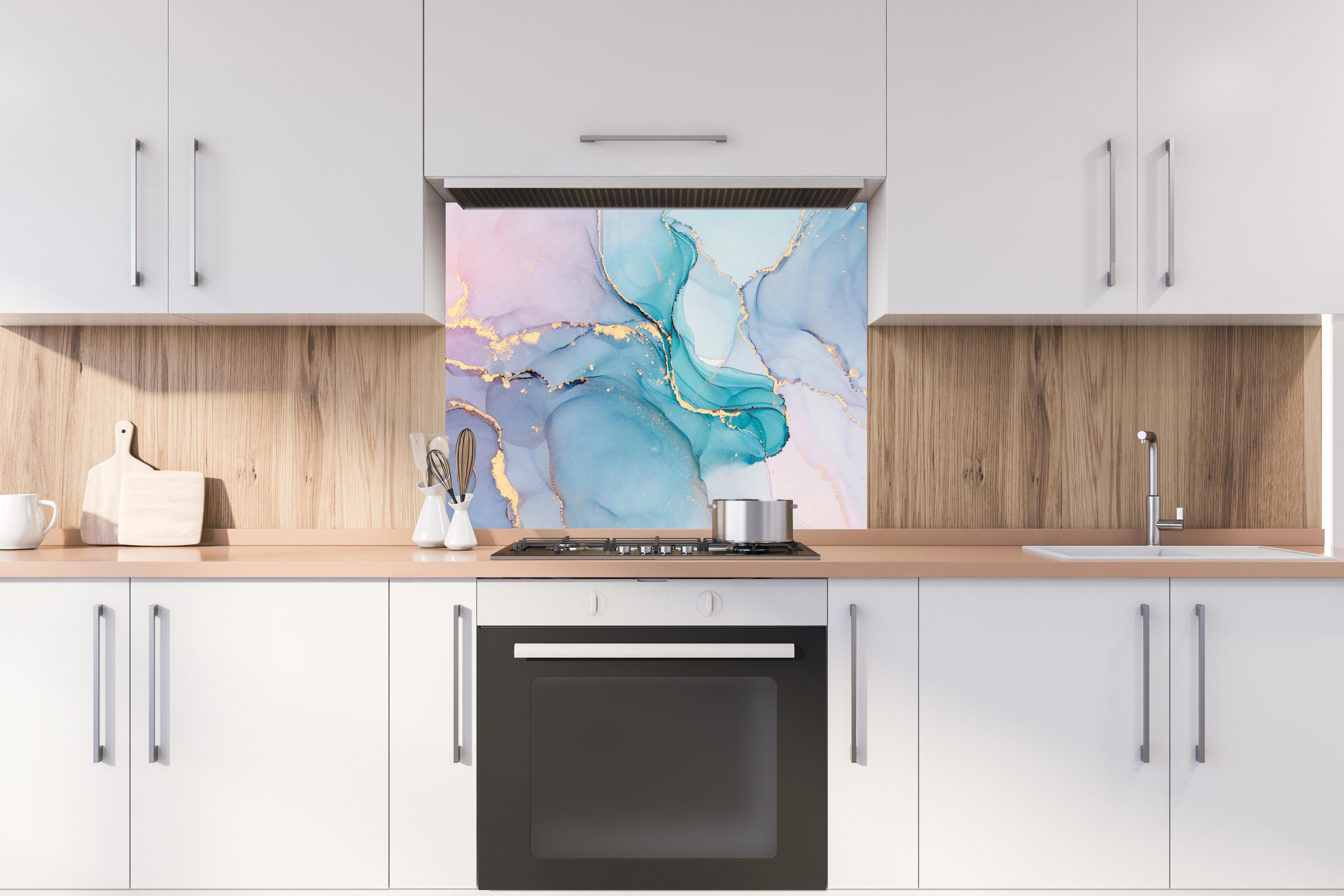Spritzschutz - Abstrakte Muster mit goldenem Rand hinter stilvollem Gasherd unter Dunstabzugshaube