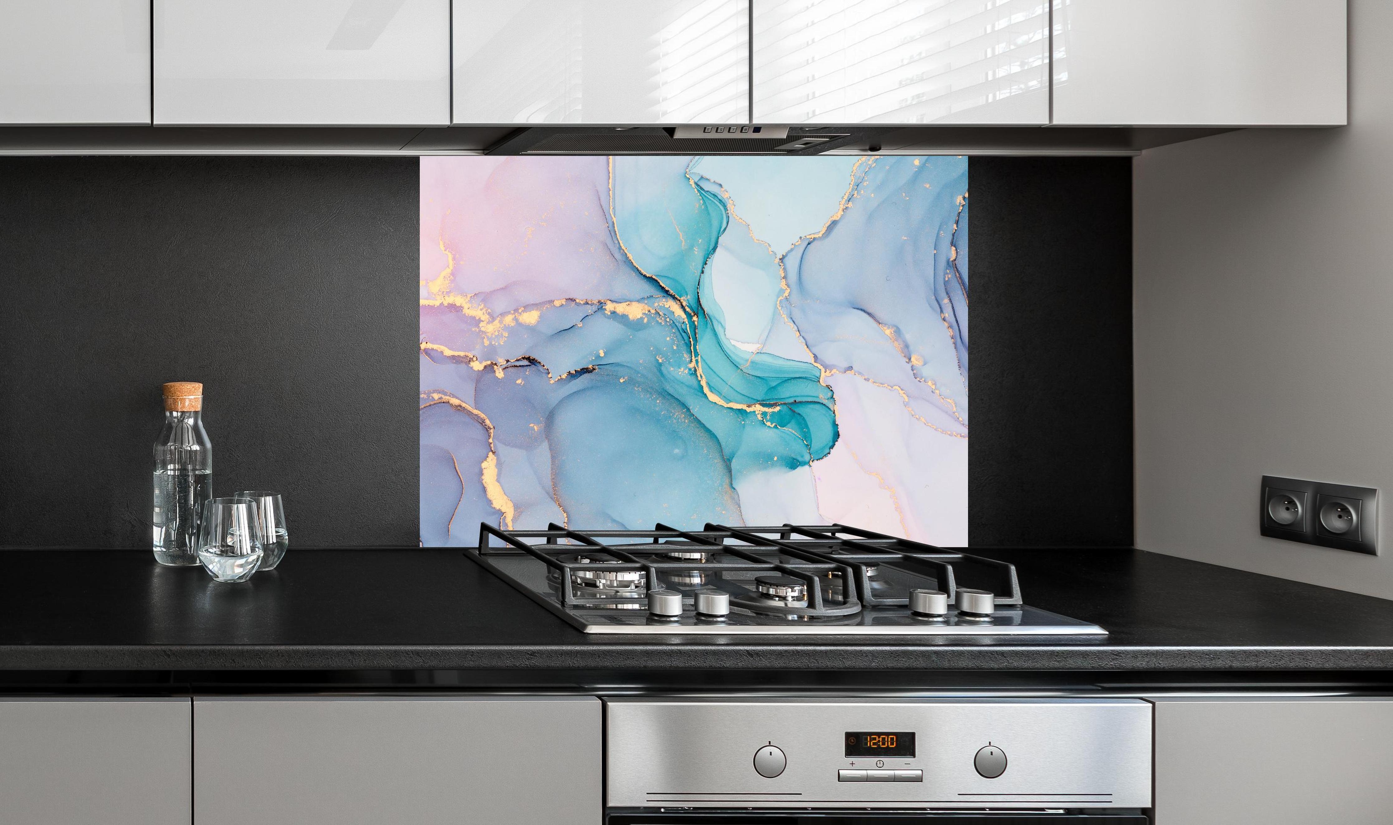 Spritzschutz - Abstrakte Muster mit goldenem Rand an edler Anthrazit-Wand hinter silbernem Gasherd