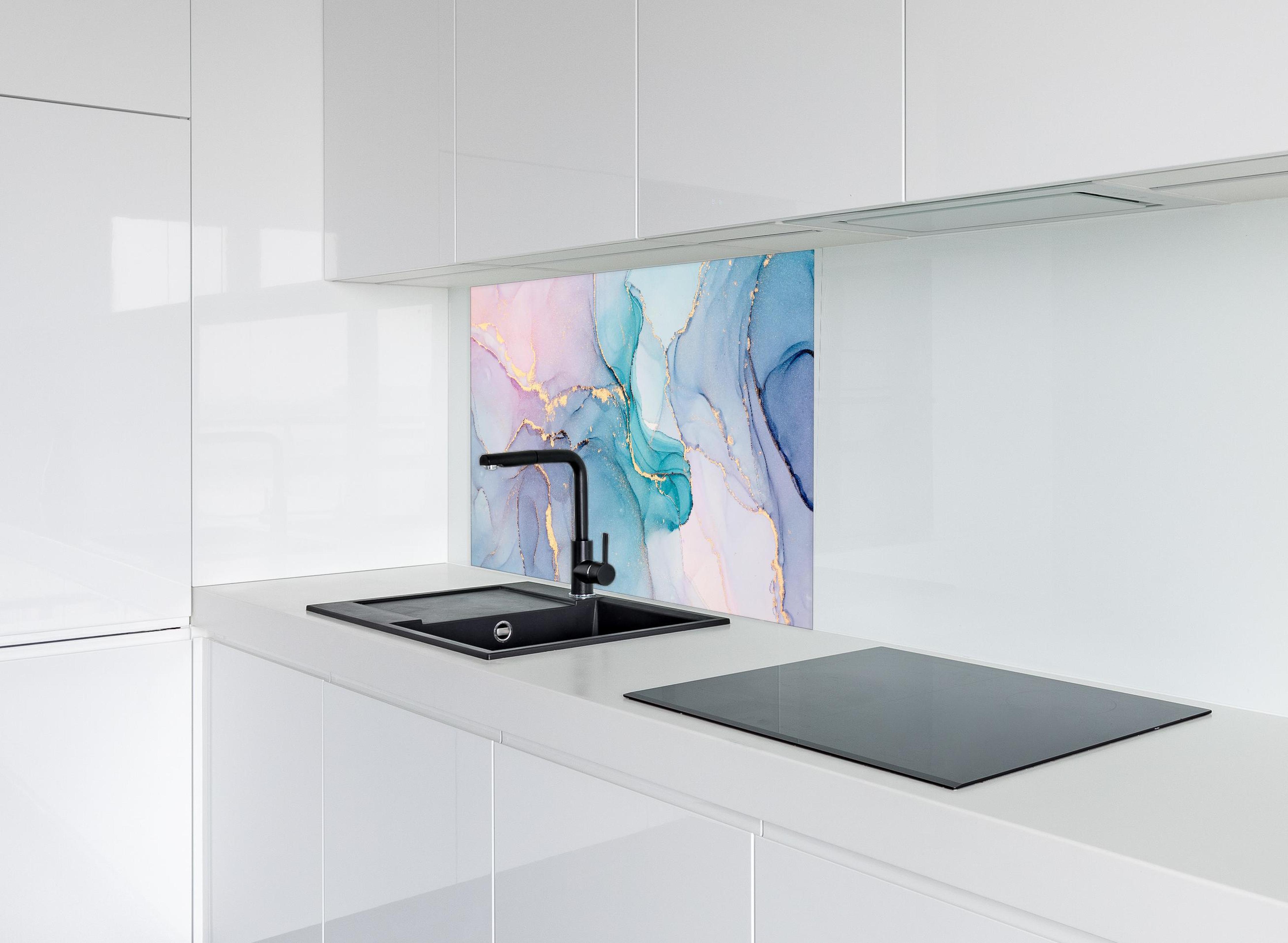 Spritzschutz - Abstrakte Muster mit goldenem Rand hinter modernem schwarz-matten Spülbecken in weißer Hochglanz-Küche