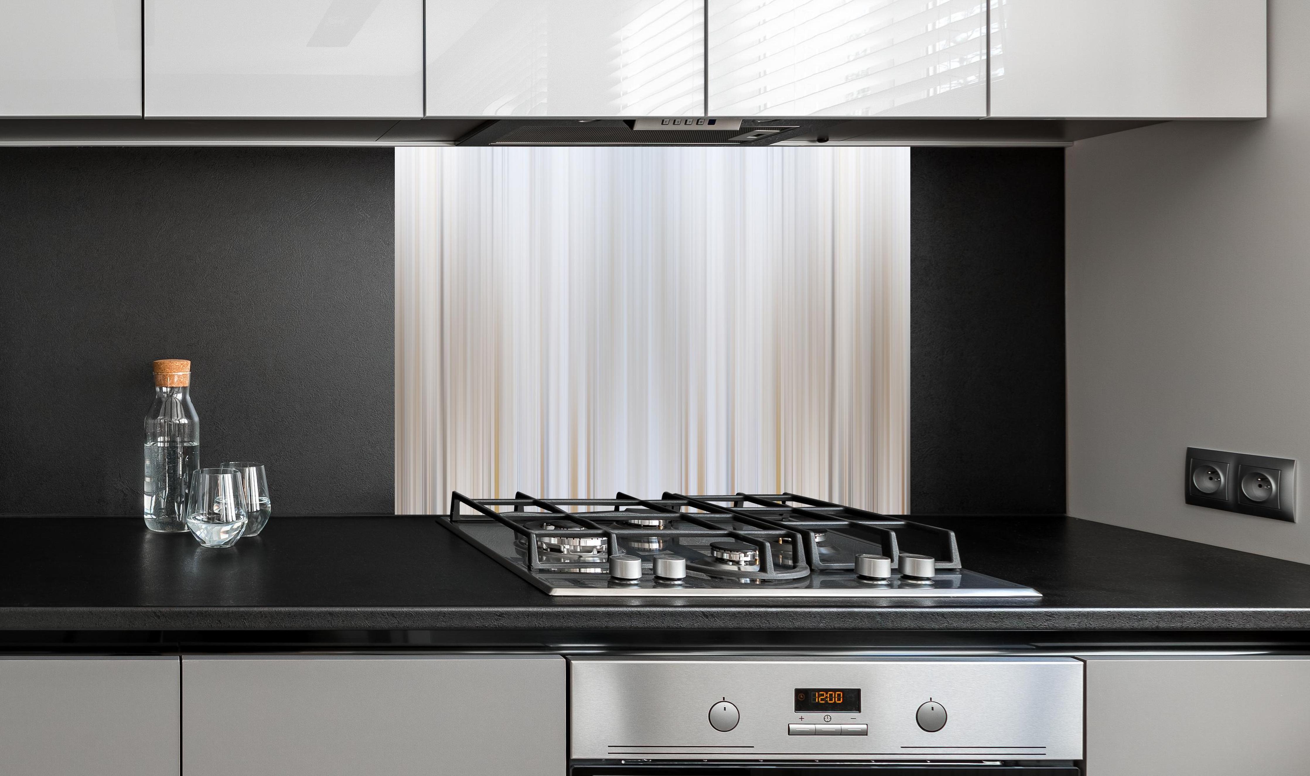 Spritzschutz - Abstrakte Vertikale Linien an edler Anthrazit-Wand hinter silbernem Gasherd