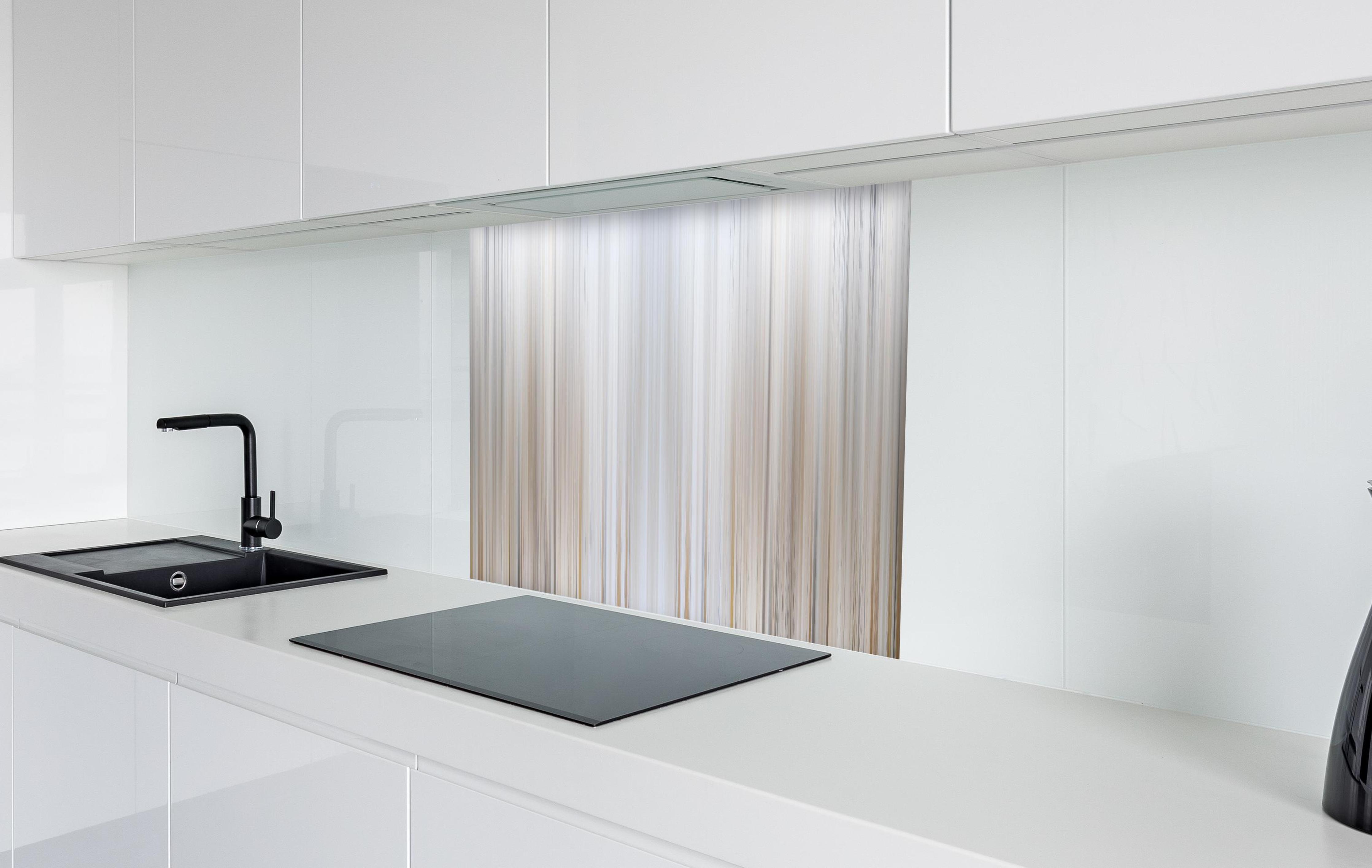 Spritzschutz - Abstrakte Vertikale Linien in weißer Hochglanz-Küche hinter einem Cerankochfeld