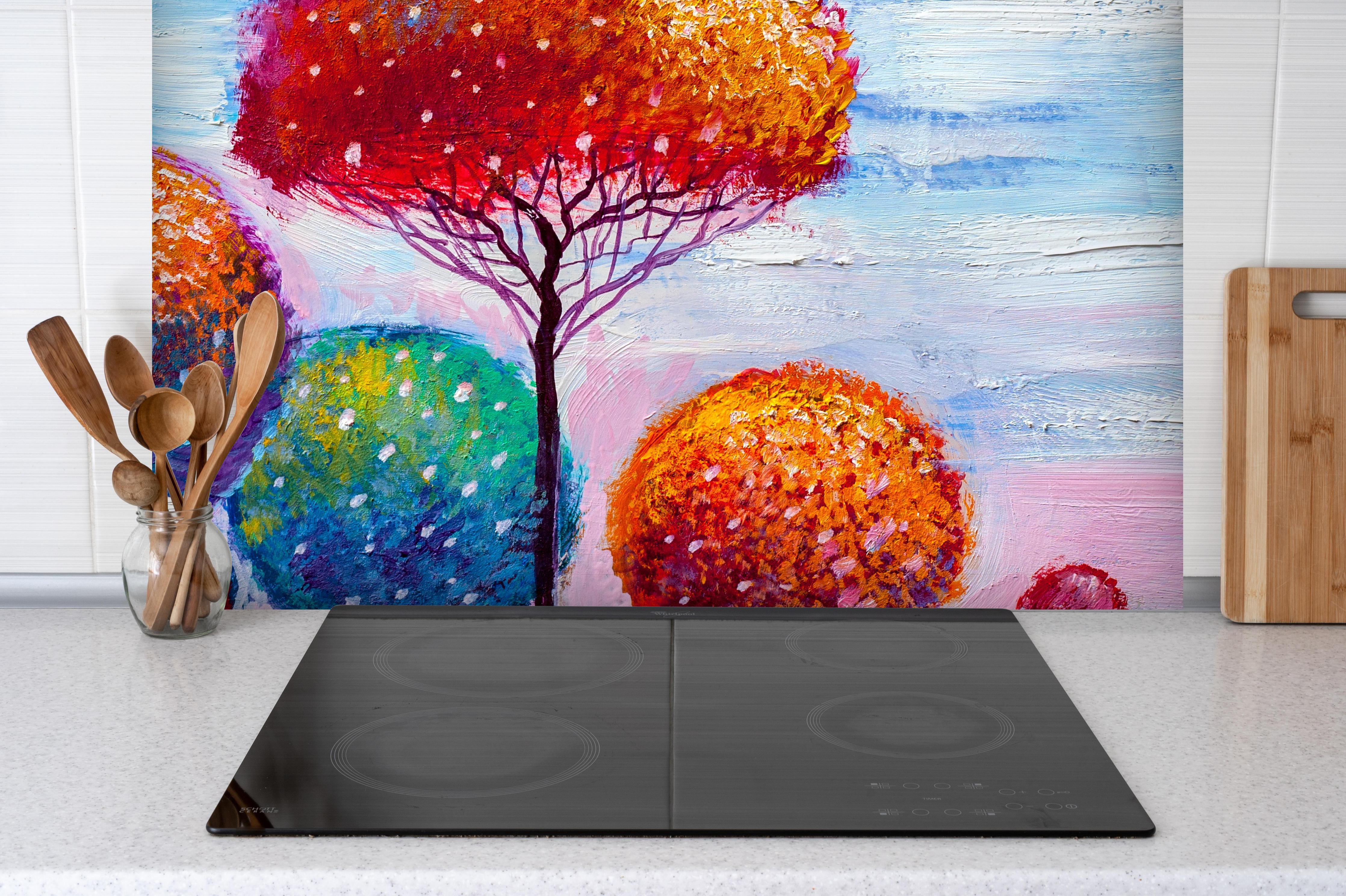 Spritzschutz - Abstrakte bunte Bäume hinter einem Cerankochfeld zwischen Holz-Kochutensilien
