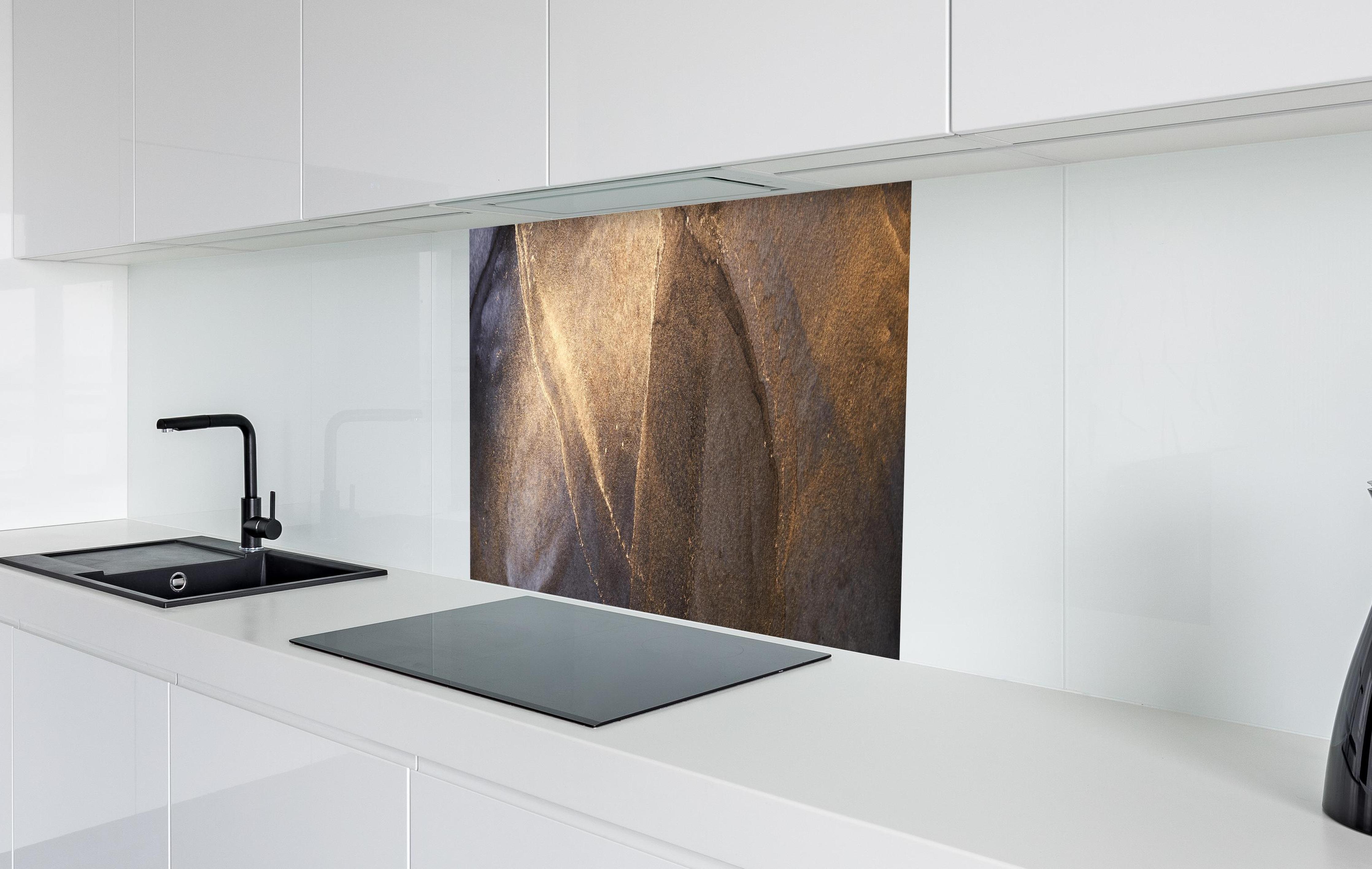 Spritzschutz - Abstrakte dunkle Tinte mit Goldelementen in weißer Hochglanz-Küche hinter einem Cerankochfeld
