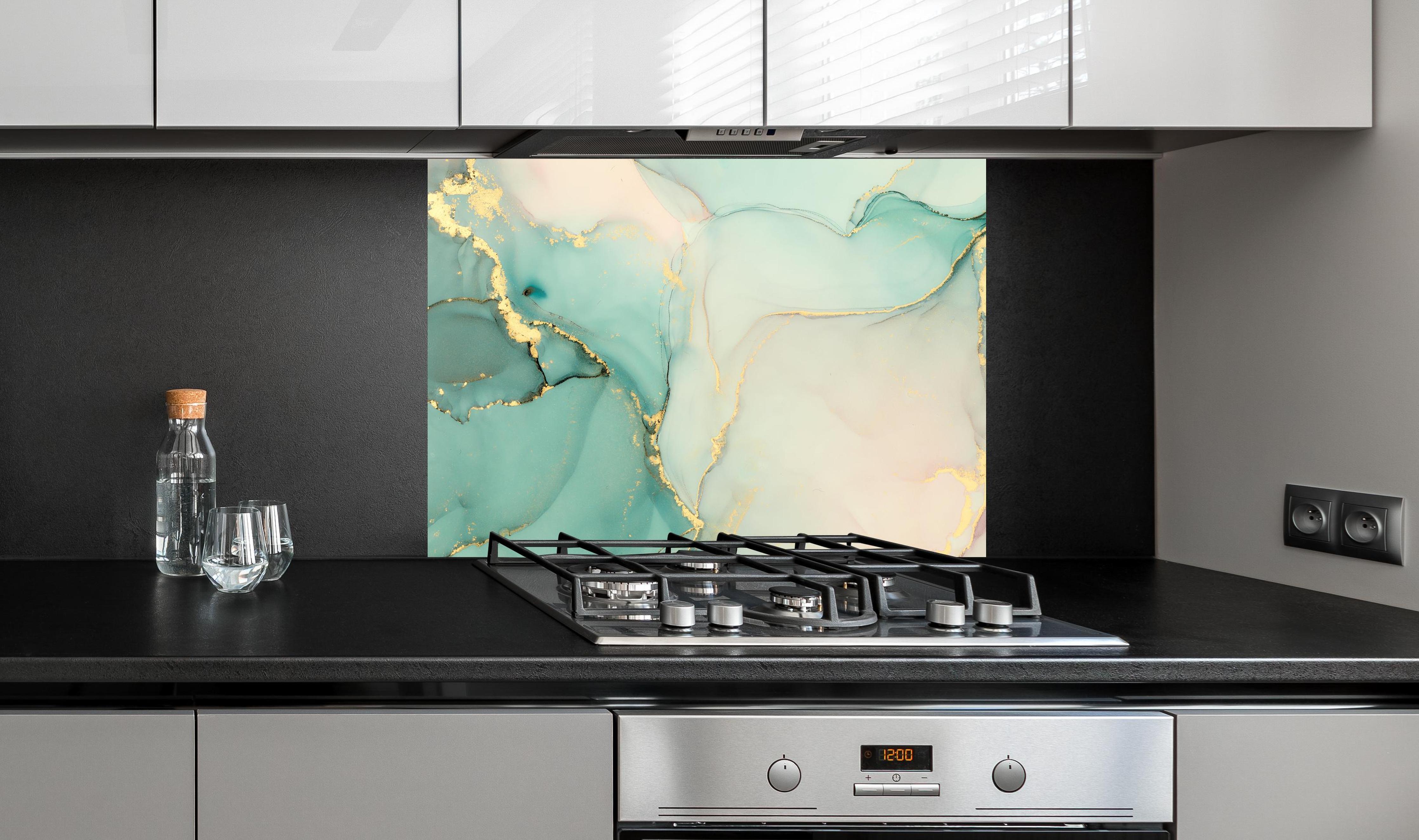 Spritzschutz - Abstrakte grünliche Muster mit goldenem Rand an edler Anthrazit-Wand hinter silbernem Gasherd