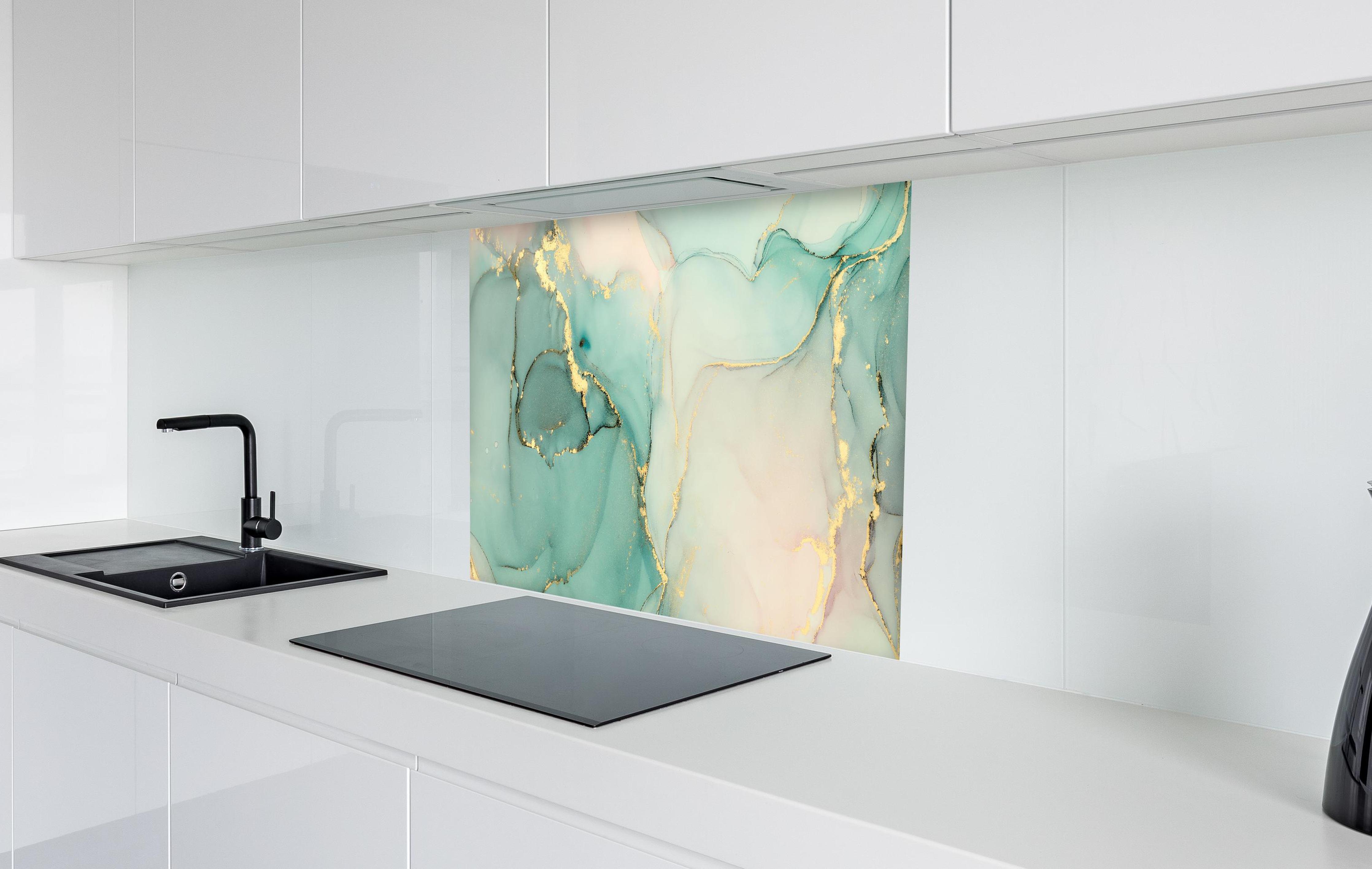 Spritzschutz - Abstrakte grünliche Muster mit goldenem Rand in weißer Hochglanz-Küche hinter einem Cerankochfeld