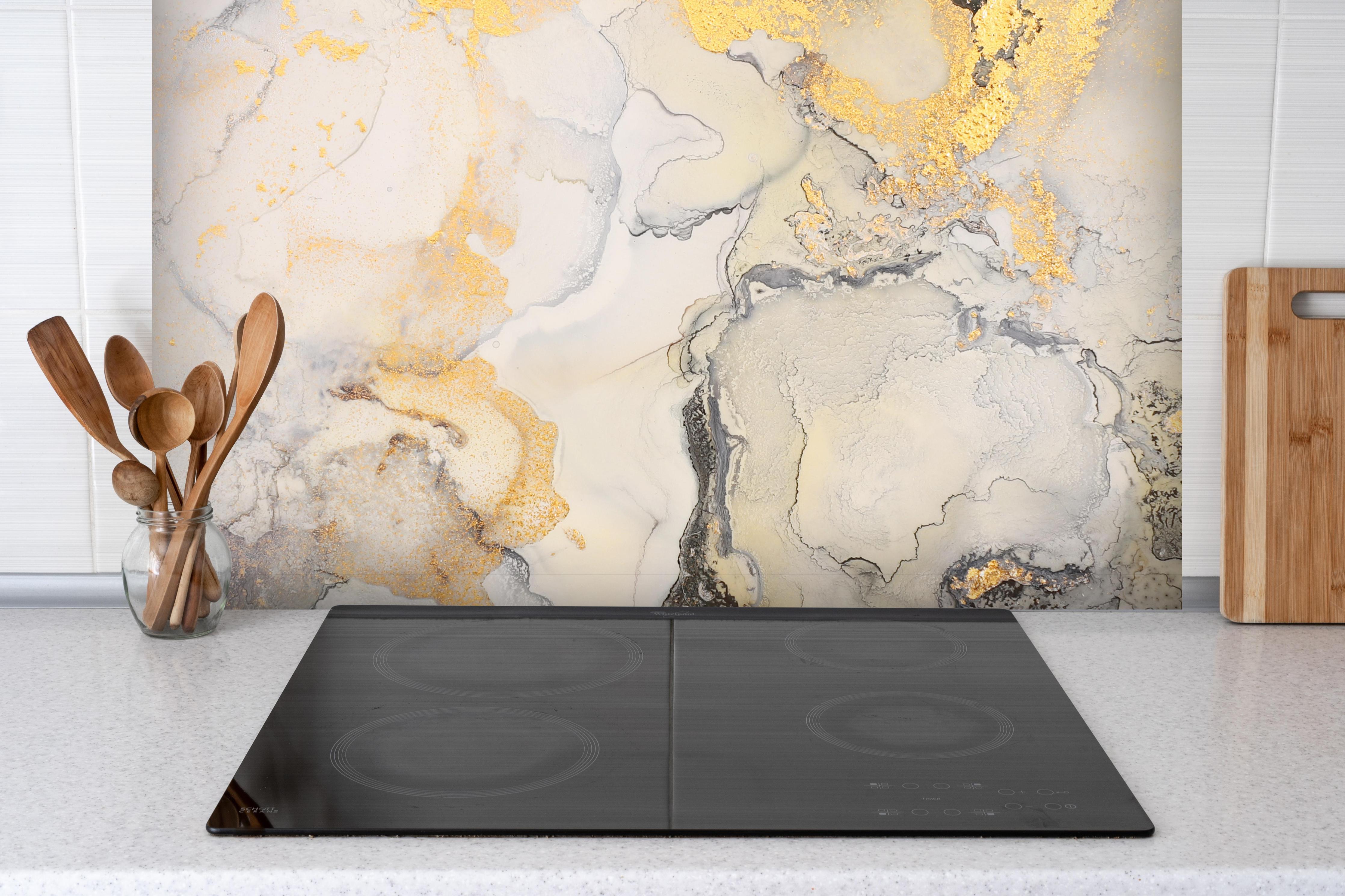 Spritzschutz - Abstrakte helle Flüssigkunstmalerei hinter einem Cerankochfeld zwischen Holz-Kochutensilien