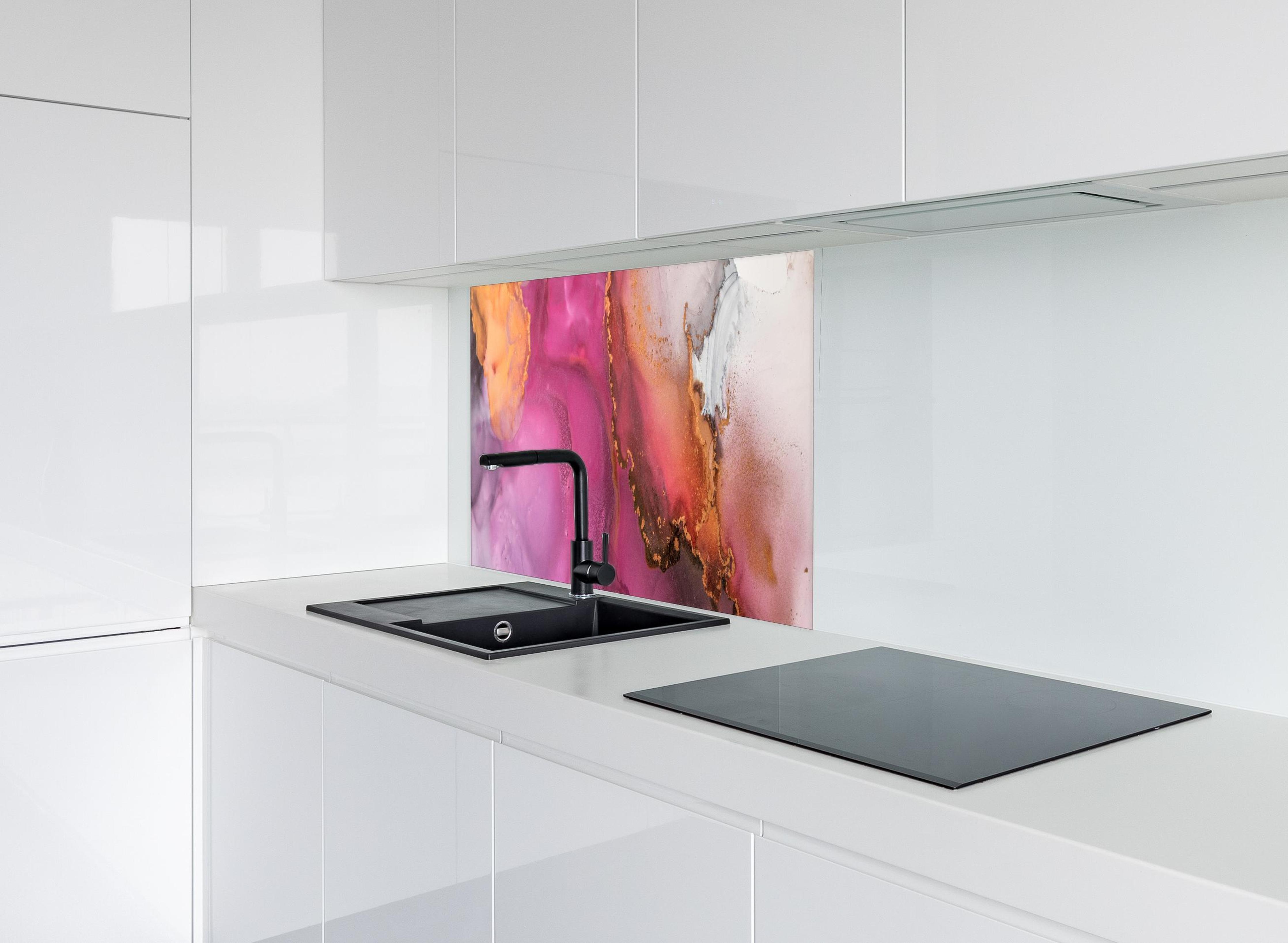 Spritzschutz - Abstrakte pinke Tinte mit Goldelementen hinter modernem schwarz-matten Spülbecken in weißer Hochglanz-Küche