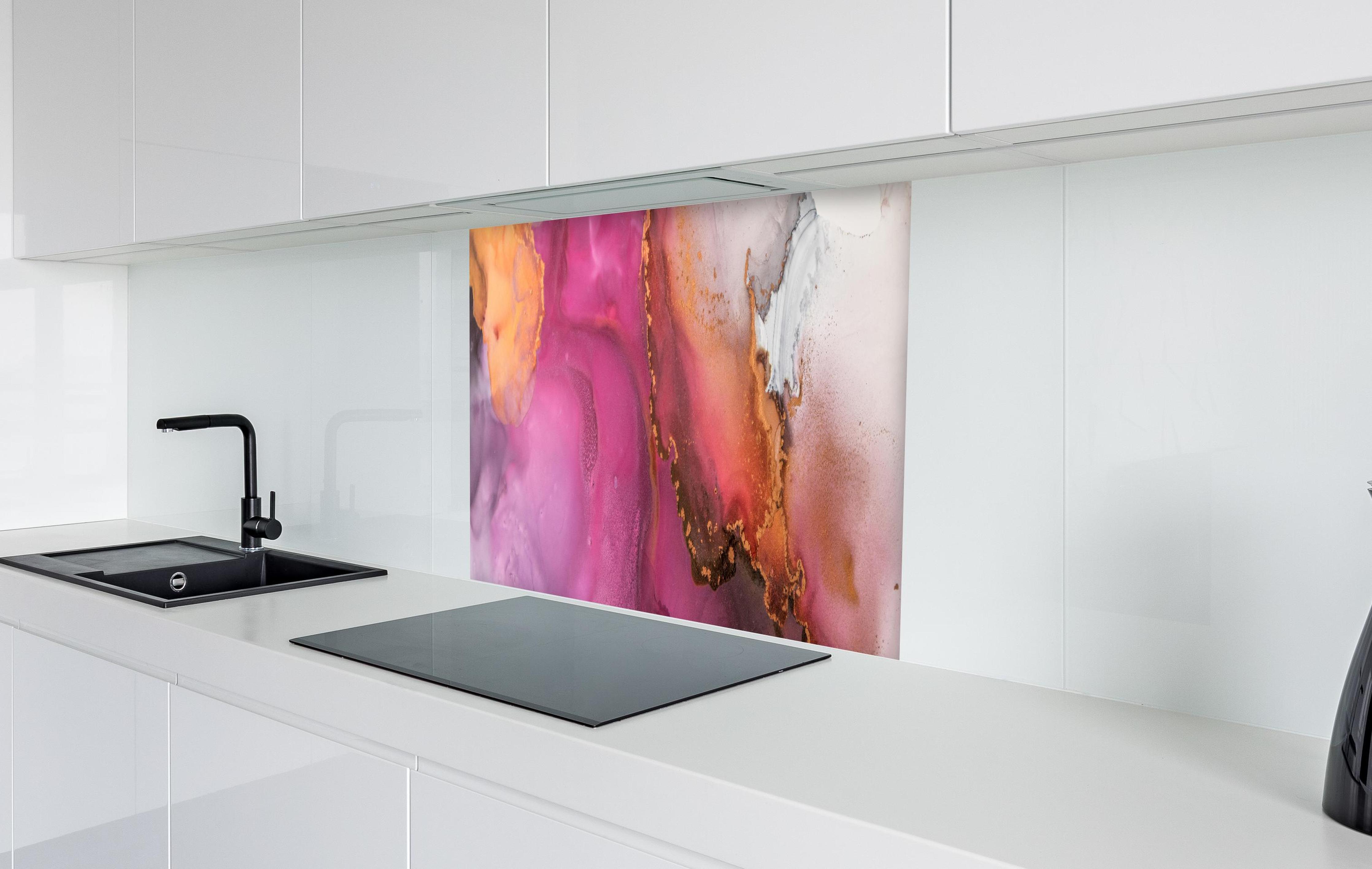Spritzschutz - Abstrakte pinke Tinte mit Goldelementen in weißer Hochglanz-Küche hinter einem Cerankochfeld
