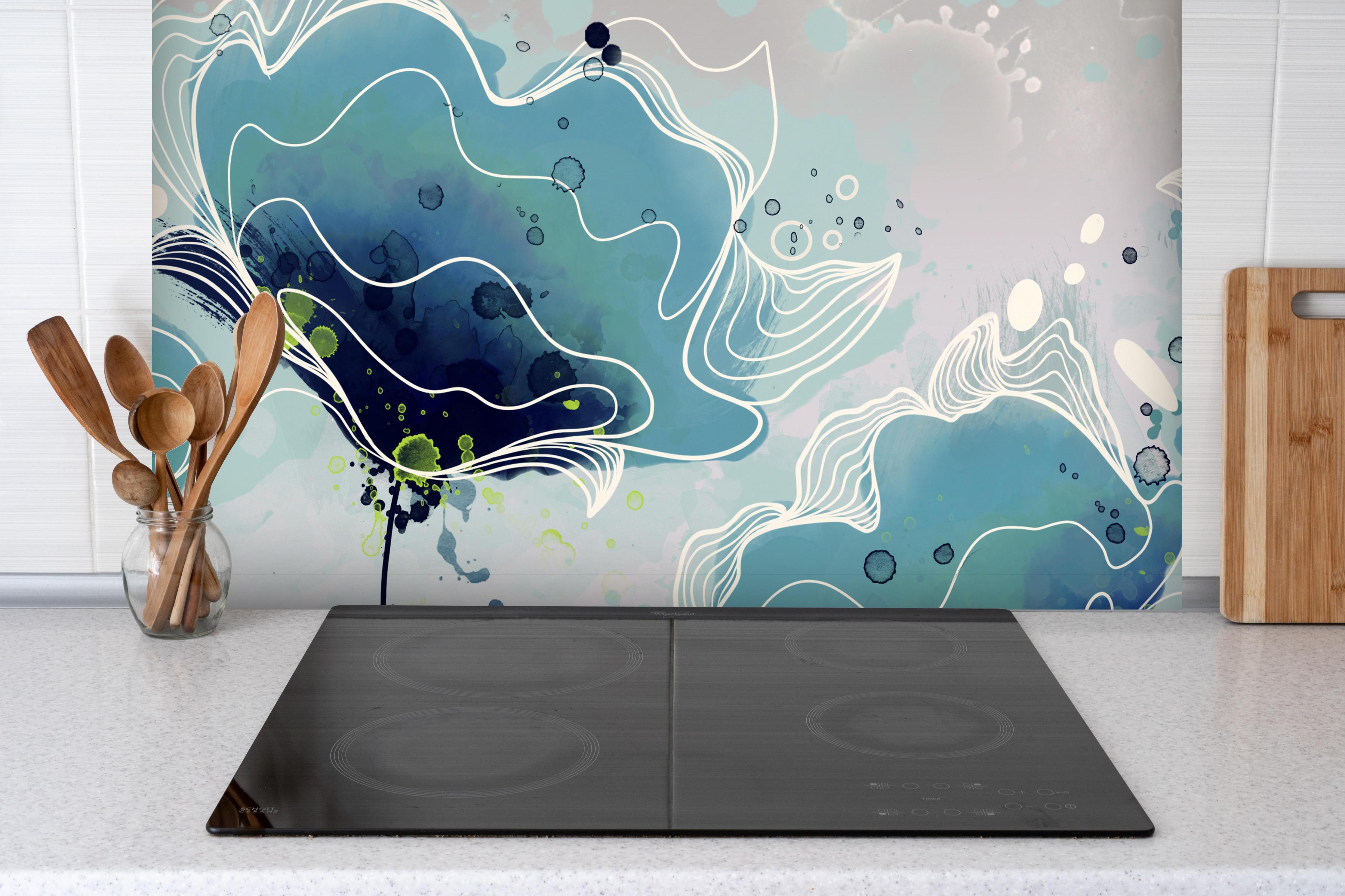 Spritzschutz - Abstrakten blauen Aquarellblumen hinter einem Cerankochfeld zwischen Holz-Kochutensilien