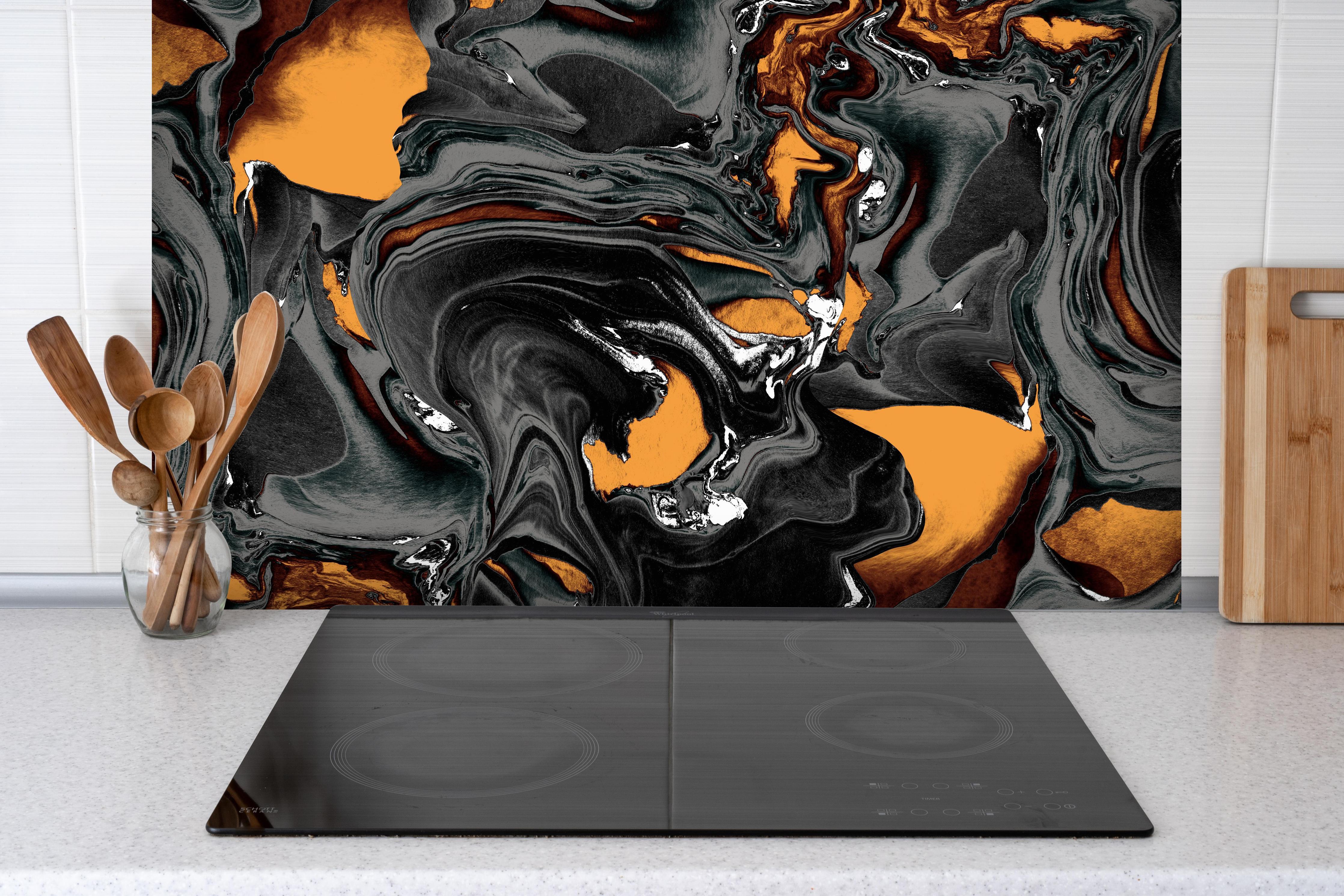 Spritzschutz - Abstrakter Kunsthintergrund hinter einem Cerankochfeld zwischen Holz-Kochutensilien