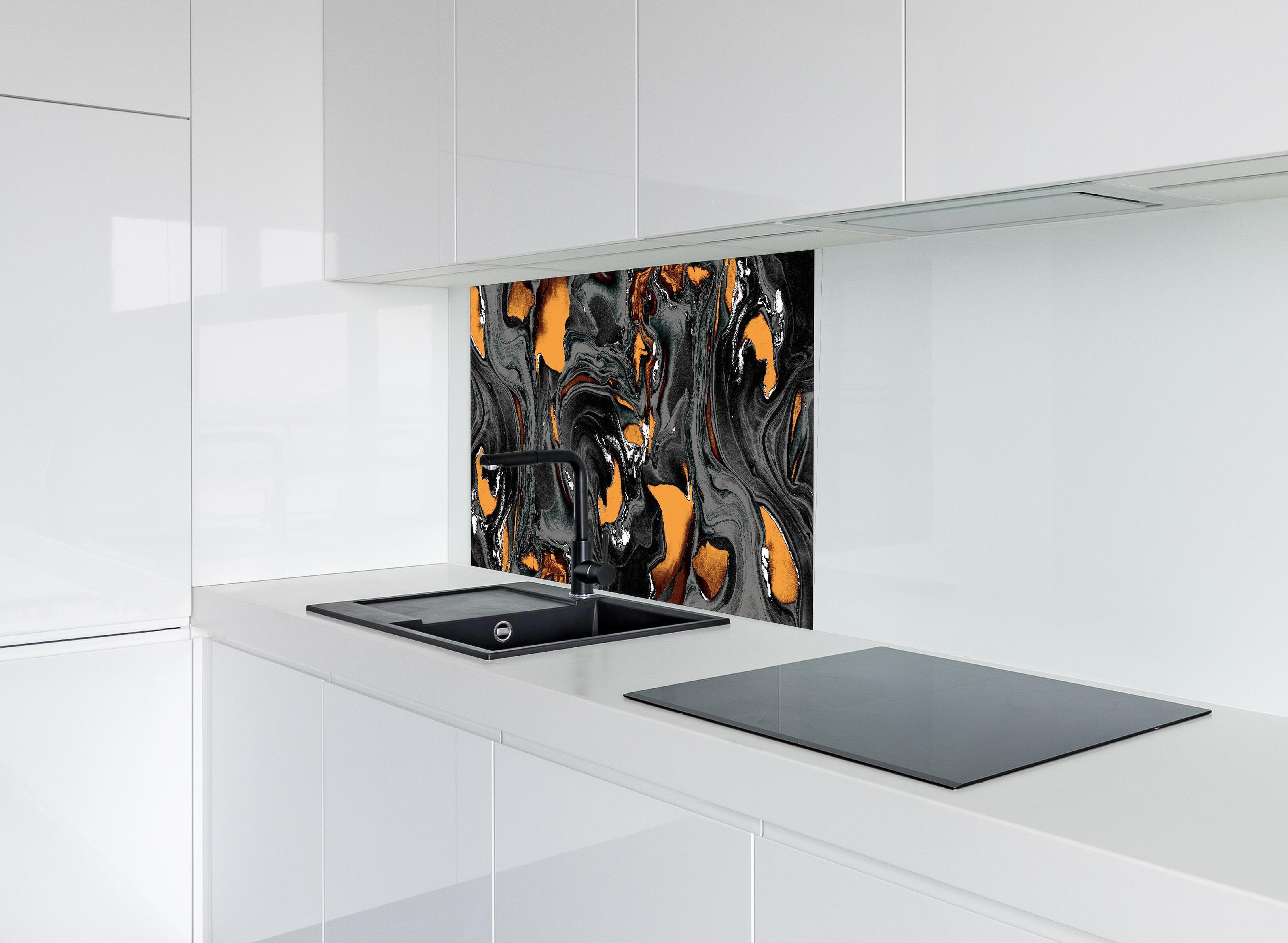 Spritzschutz - Abstrakter Kunsthintergrund hinter modernem schwarz-matten Spülbecken in weißer Hochglanz-Küche