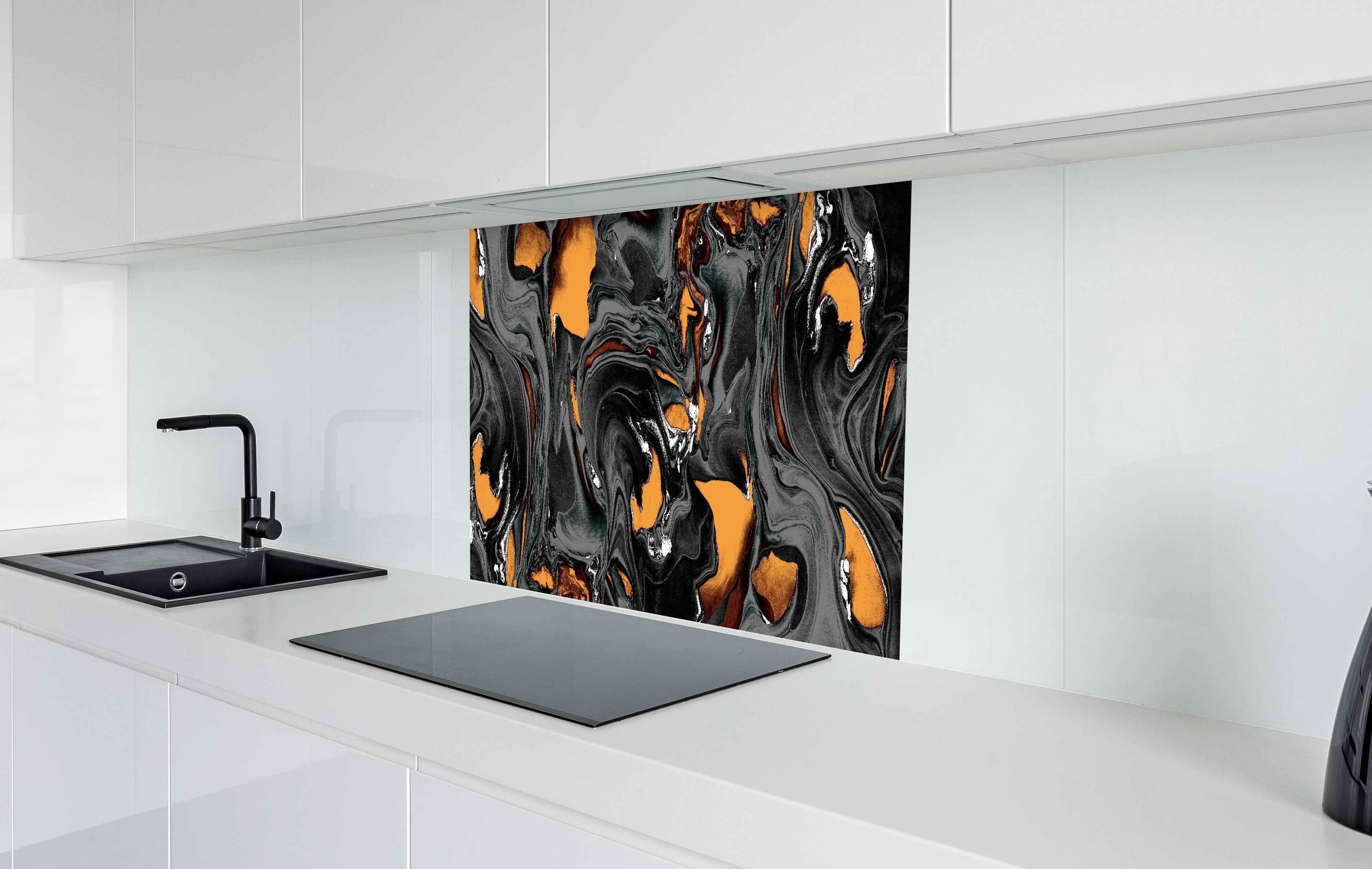 Spritzschutz - Abstrakter Kunsthintergrund in weißer Hochglanz-Küche hinter einem Cerankochfeld