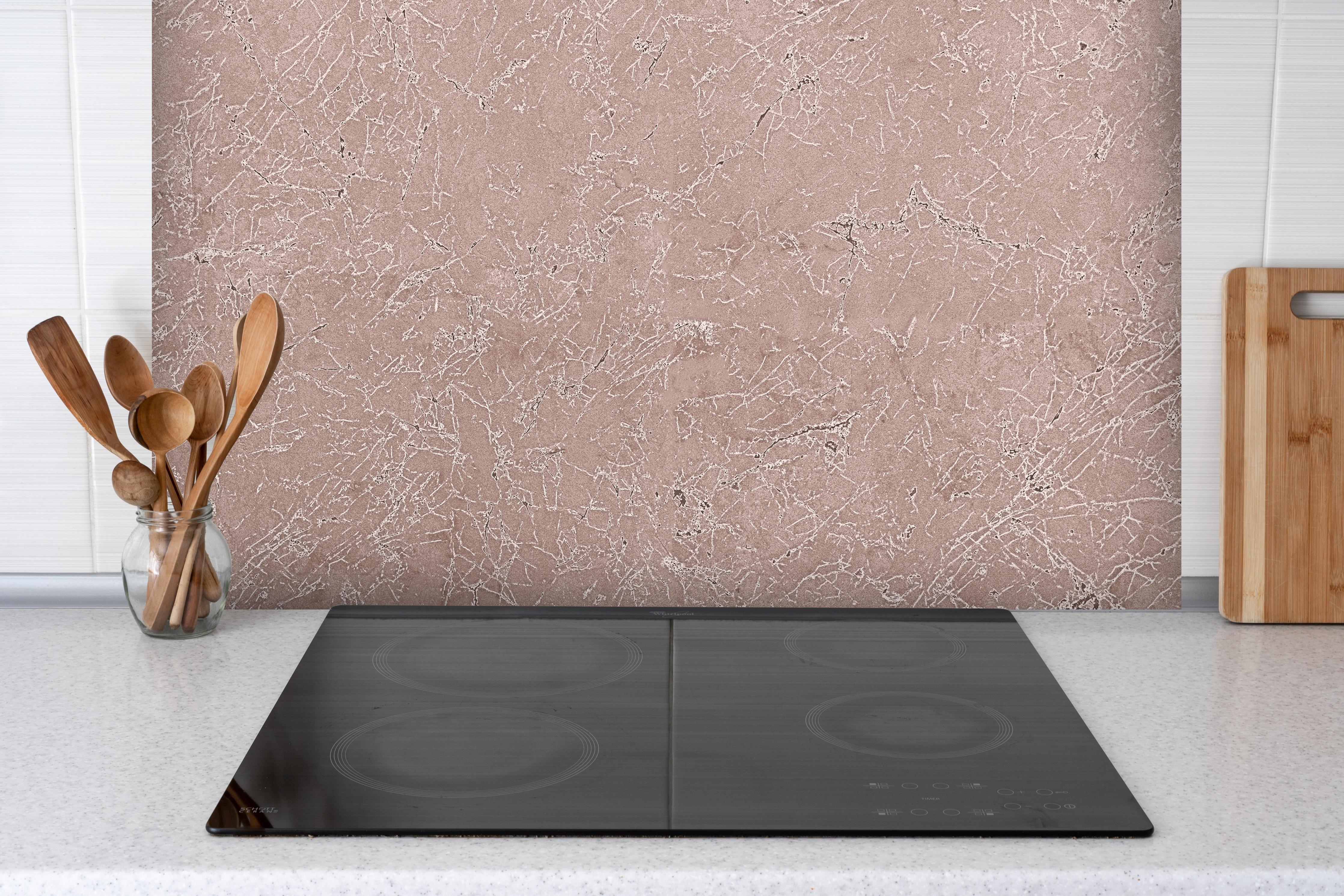 Spritzschutz - Abstrakter Kupfermarmor hinter einem Cerankochfeld zwischen Holz-Kochutensilien