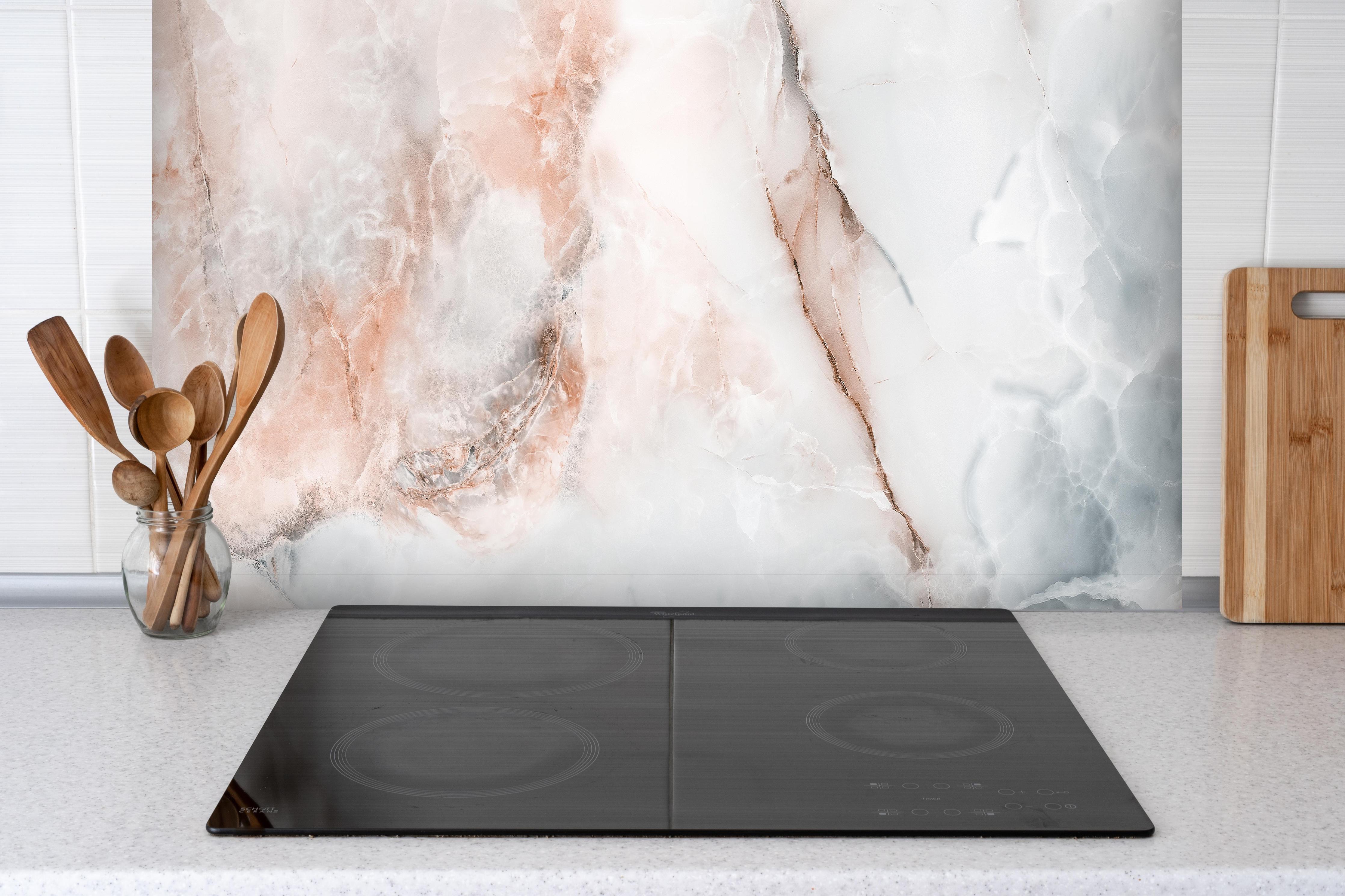 Spritzschutz - Abstrakter Marmor mit Rot-Grauen Naturfarben hinter einem Cerankochfeld zwischen Holz-Kochutensilien