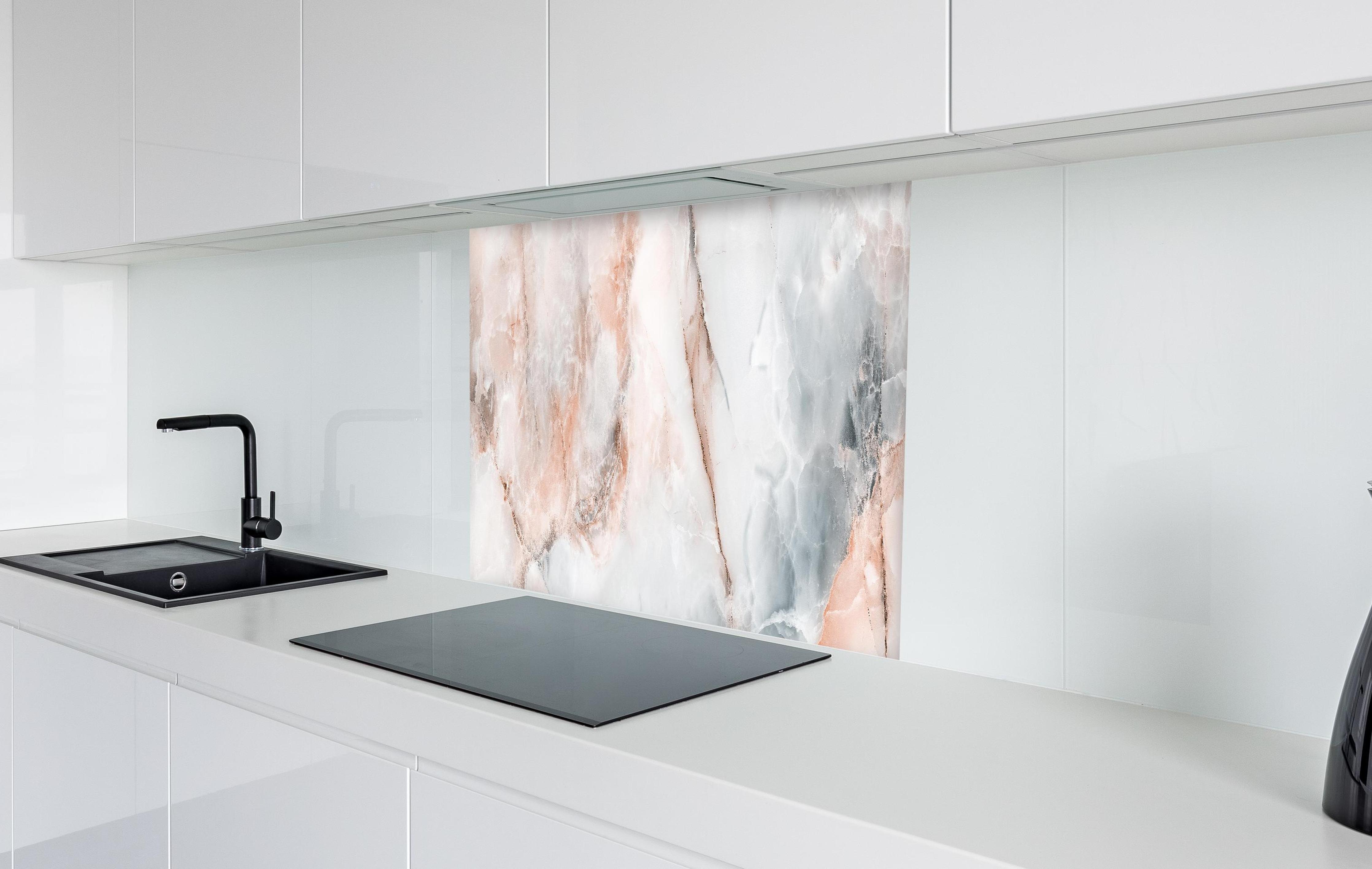 Spritzschutz - Abstrakter Marmor mit Rot-Grauen Naturfarben in weißer Hochglanz-Küche hinter einem Cerankochfeld