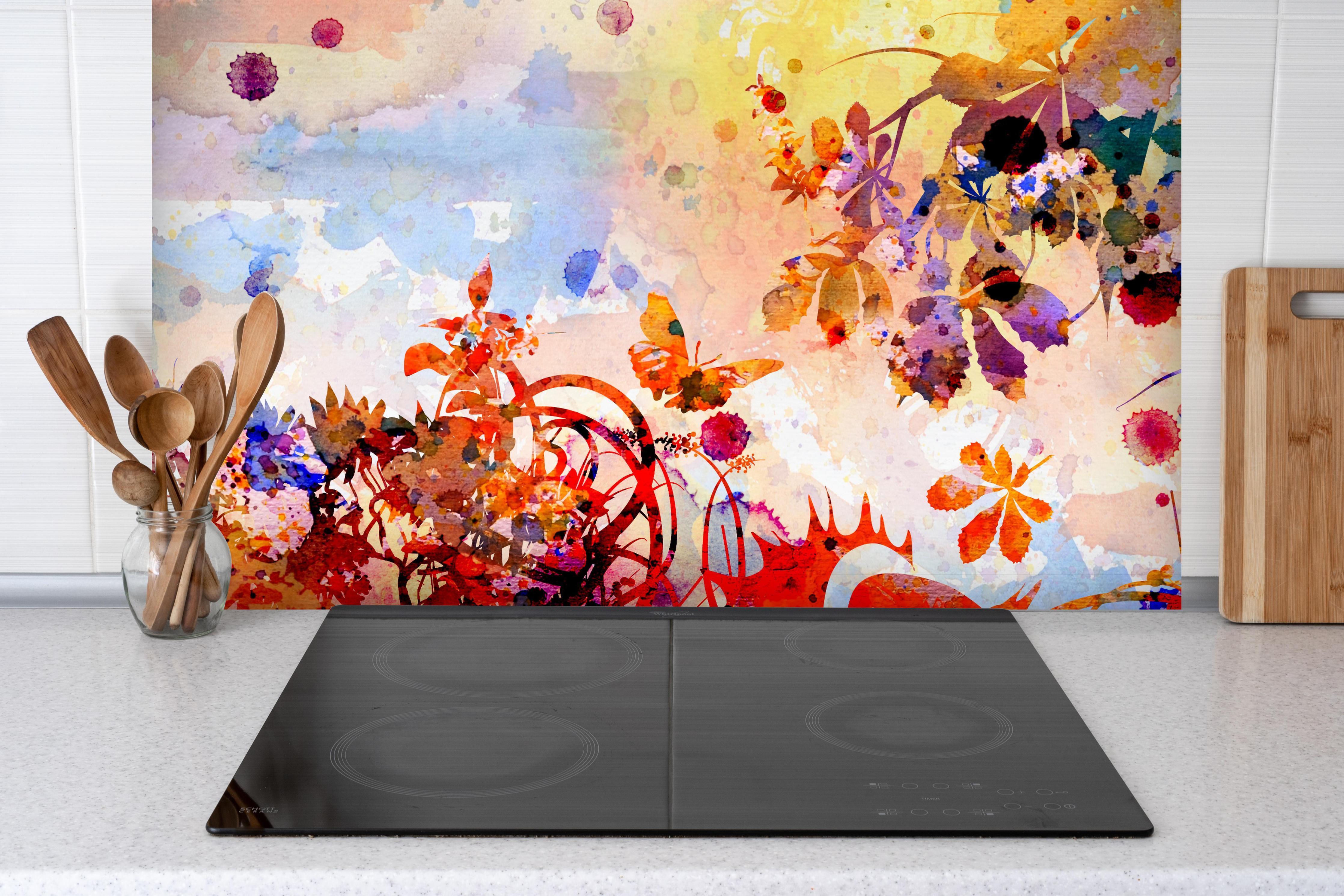 Spritzschutz - Abstraktes Aquarell eines Herbstwaldes hinter einem Cerankochfeld zwischen Holz-Kochutensilien