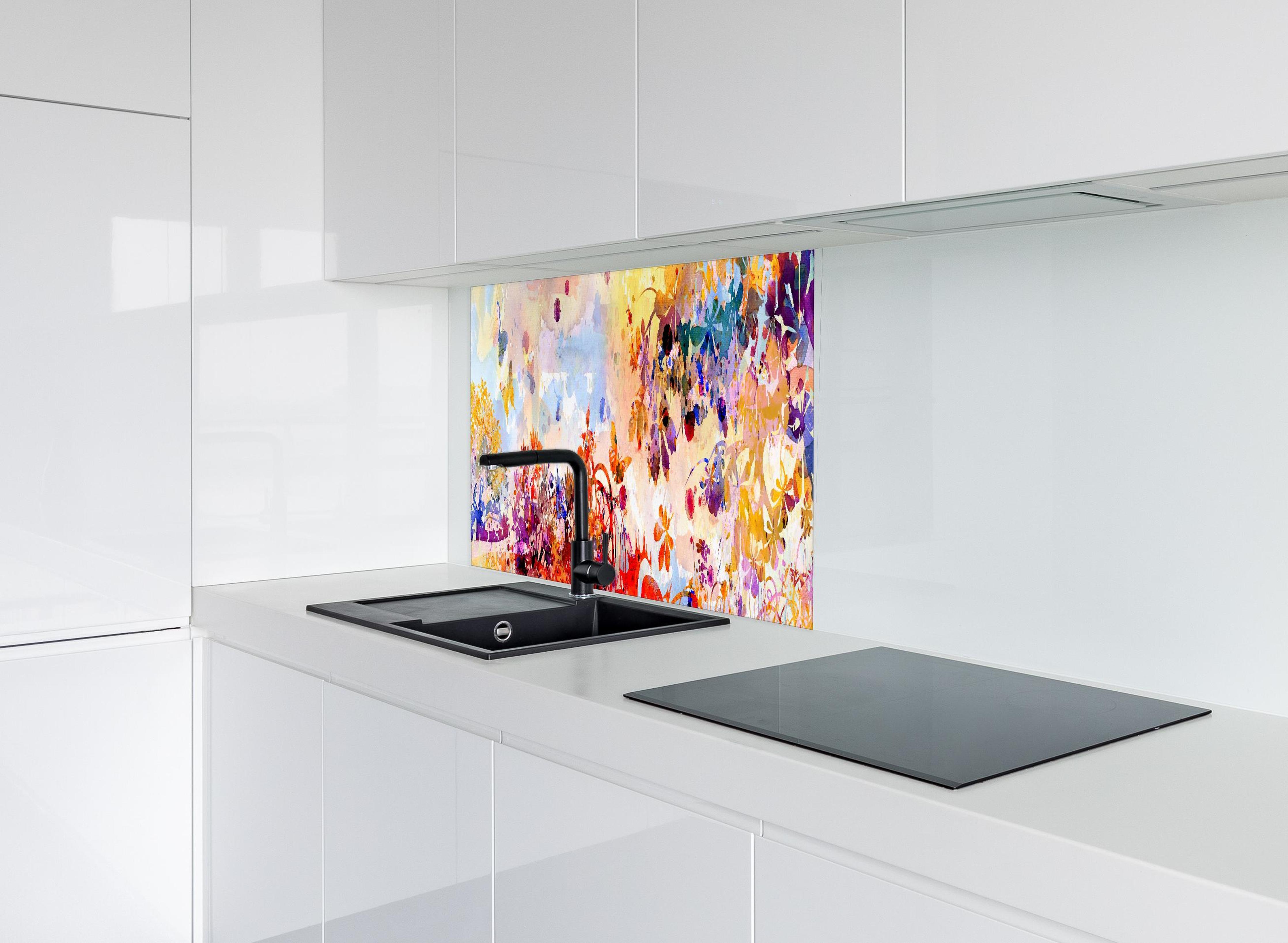 Spritzschutz - Abstraktes Aquarell eines Herbstwaldes hinter modernem schwarz-matten Spülbecken in weißer Hochglanz-Küche