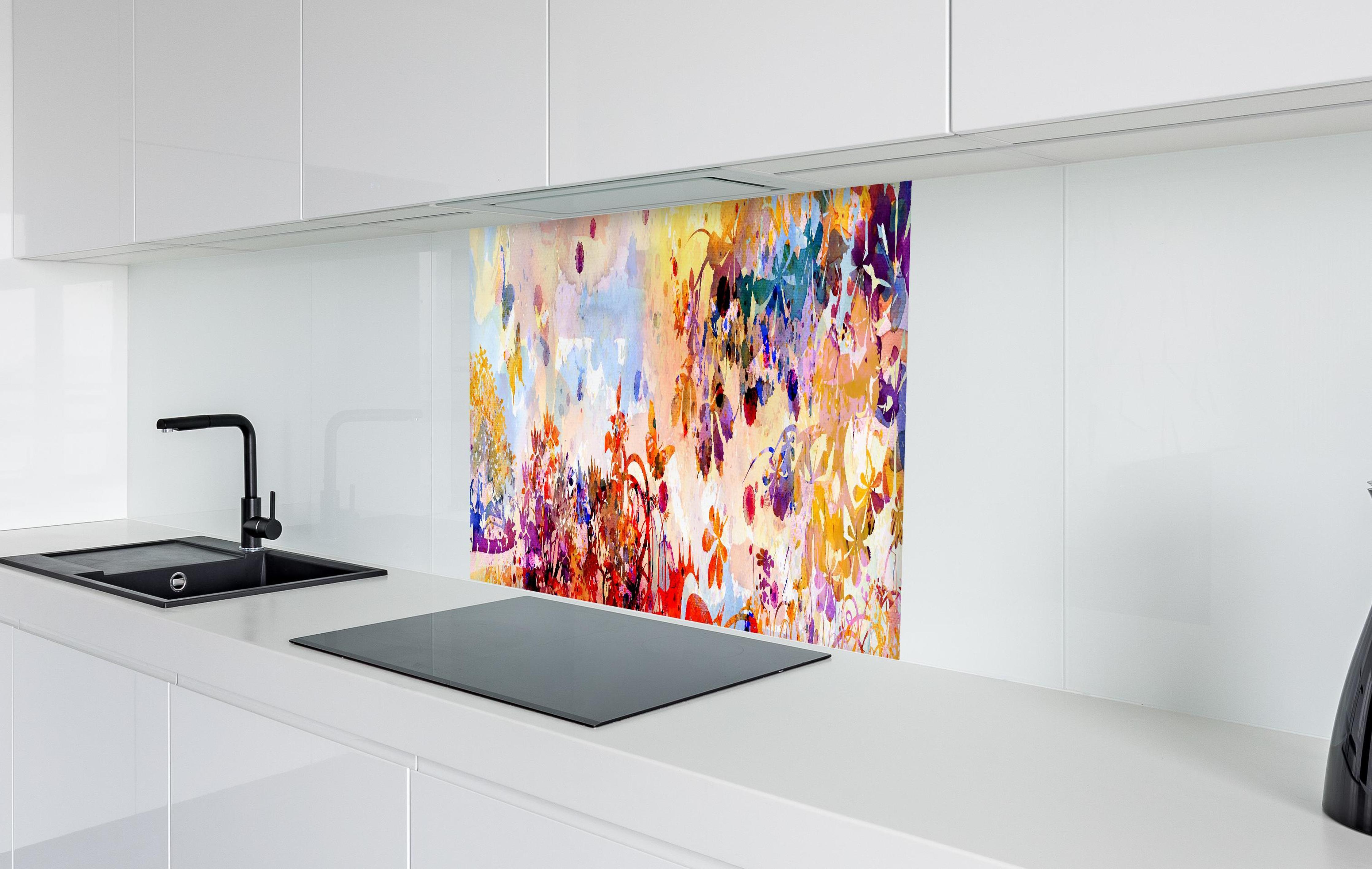 Spritzschutz - Abstraktes Aquarell eines Herbstwaldes in weißer Hochglanz-Küche hinter einem Cerankochfeld