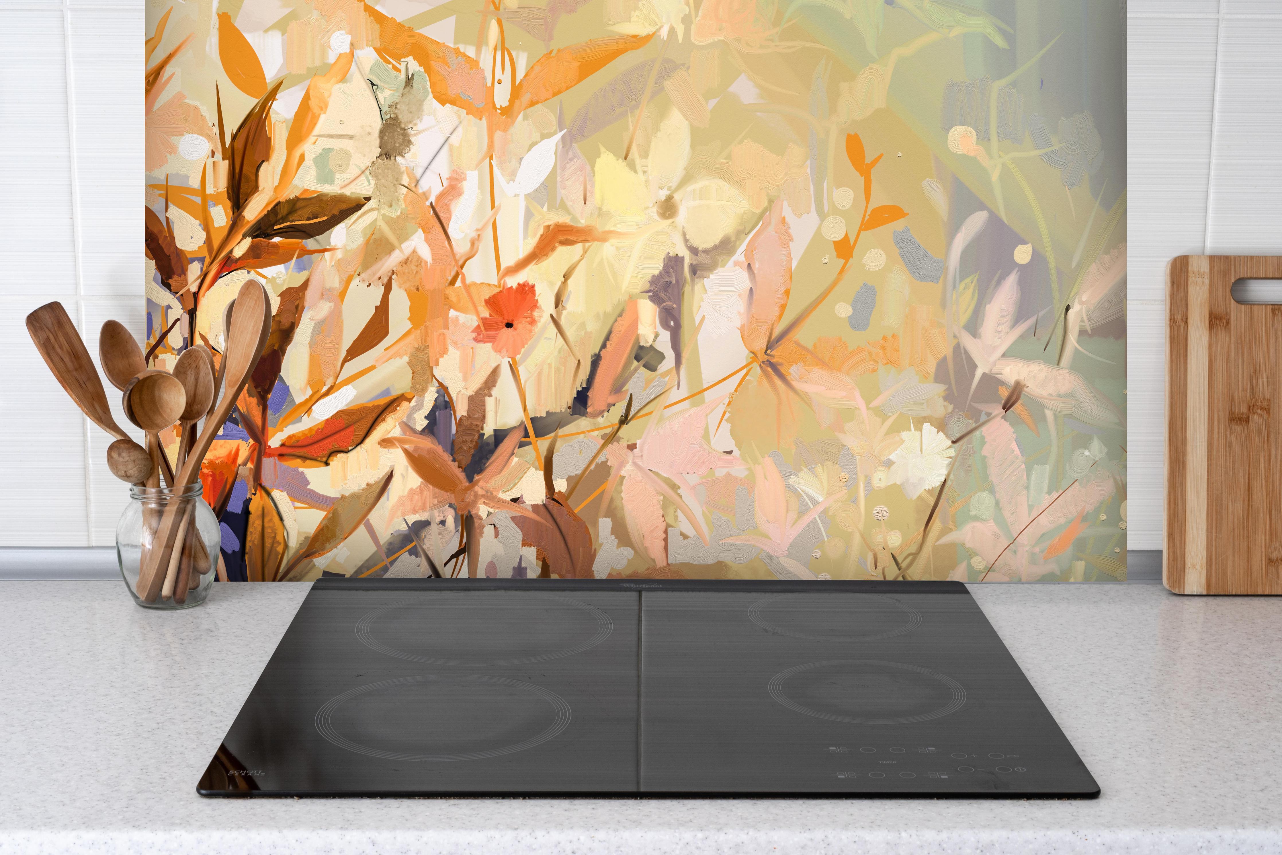 Spritzschutz - Abstraktes Ölgemälde von bunten Blumen hinter einem Cerankochfeld zwischen Holz-Kochutensilien